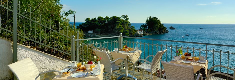 Terassi, jossa aamiainen tarjoillaan. Hotelli Acrothea, Parga, Kreikka.