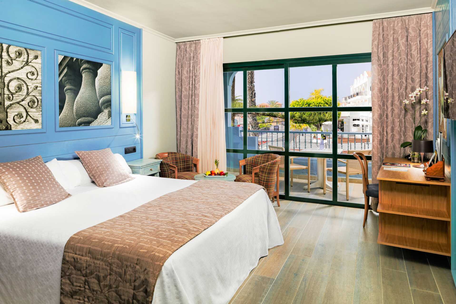 Kahden hengen huone. Hotelli Adrian Colon Guahani, Playa de las Americas, Teneriffa.