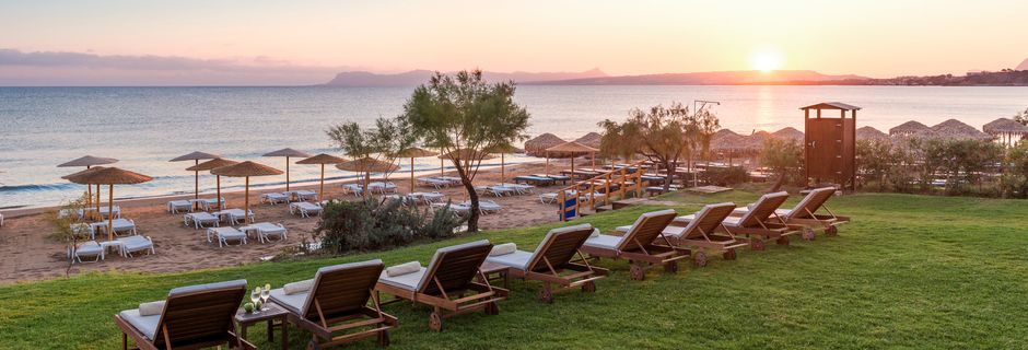 Santa Marina Beach hotellin läheinen ranta. Agia Marina, Kreeta.