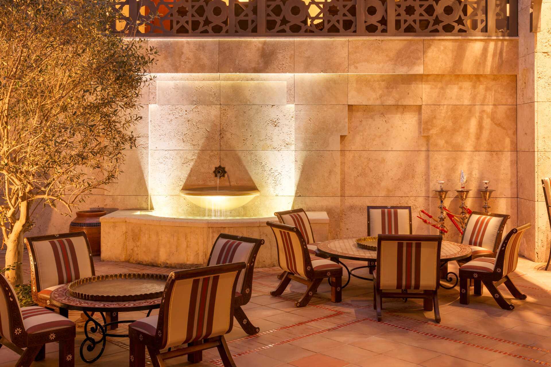 Baari Ajman Sarayssa, a Luxury Collection Resort Ajmanissa, Yhdistyneissä arabiemiraateissa.