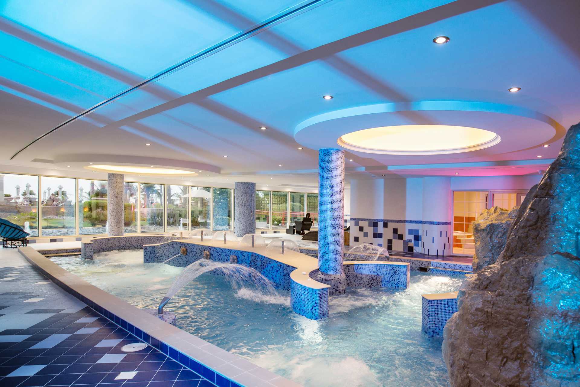 Sisäuima-allas Al Raha Beach-hotellissa Abu Dhabissa, Yhdistyneissä arabiemiirikunnissa.