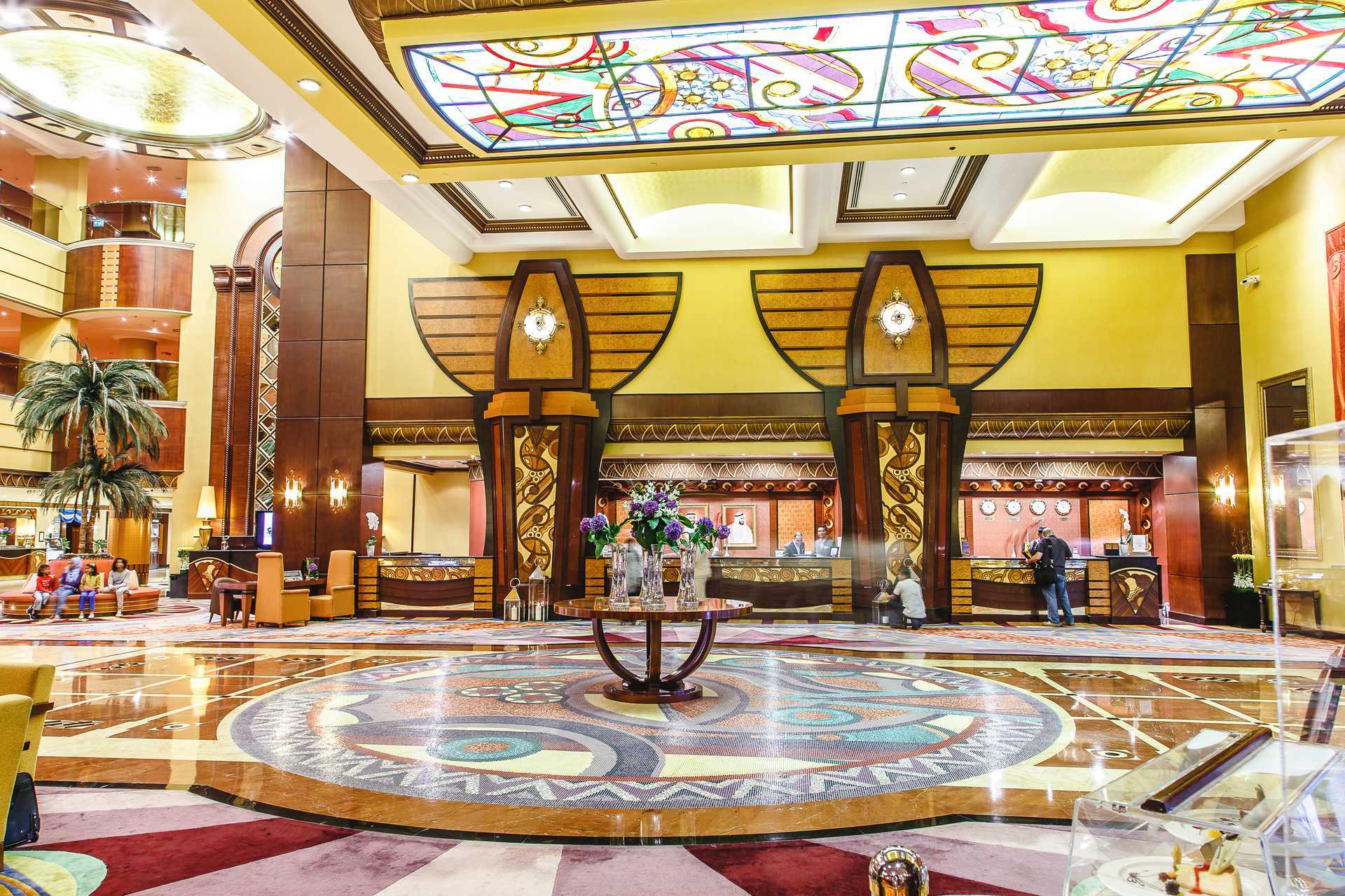 Al Raha Beach -hotellin aula Abu Dhabissa, Yhdistyneissä arabiemiirikunnissa.