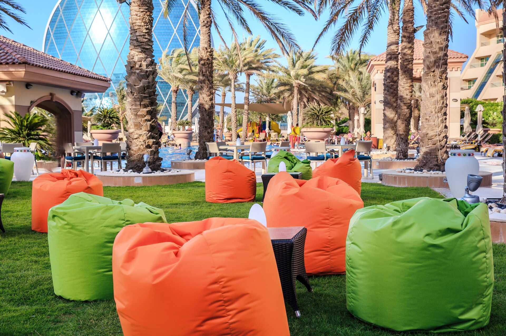 Al Raha Beach -hotellin allasalue Abu Dhabissa, Yhdistyneissä arabiemiirikunnissa.