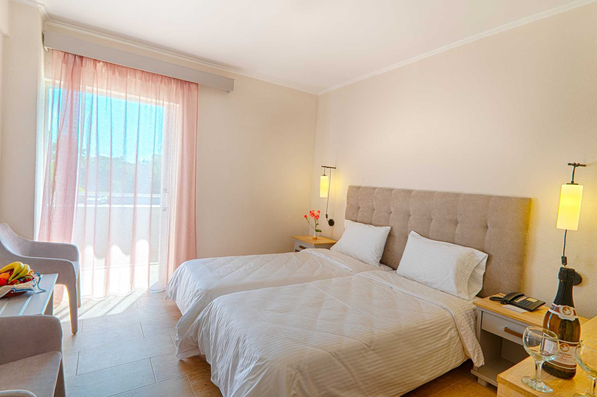 Allasalue. Hotelli Livadi Nafsika, Dassia, Korfu, Kreikka.