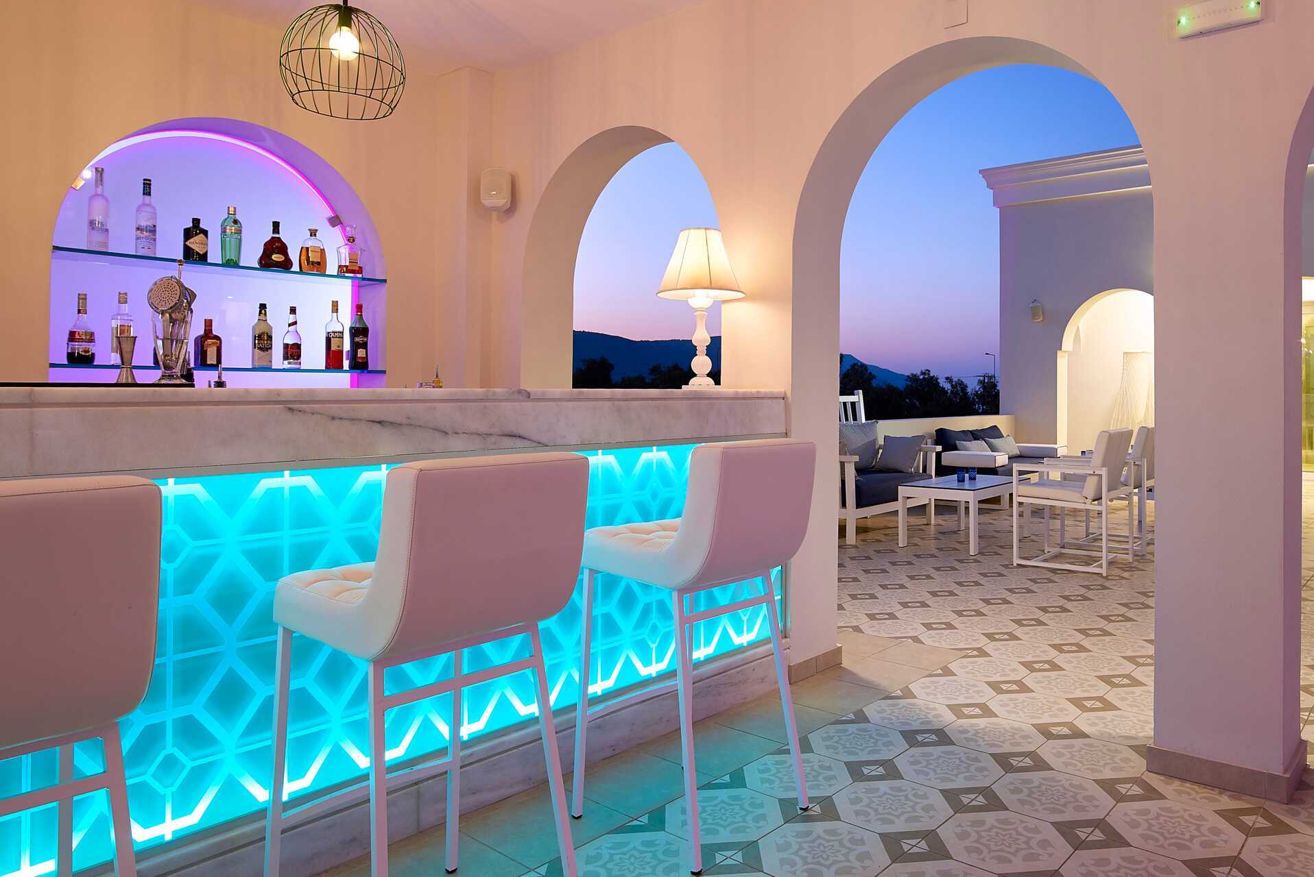 Kattobaari Anemos Luxury Grand Resortissa Georgiopolisissa.