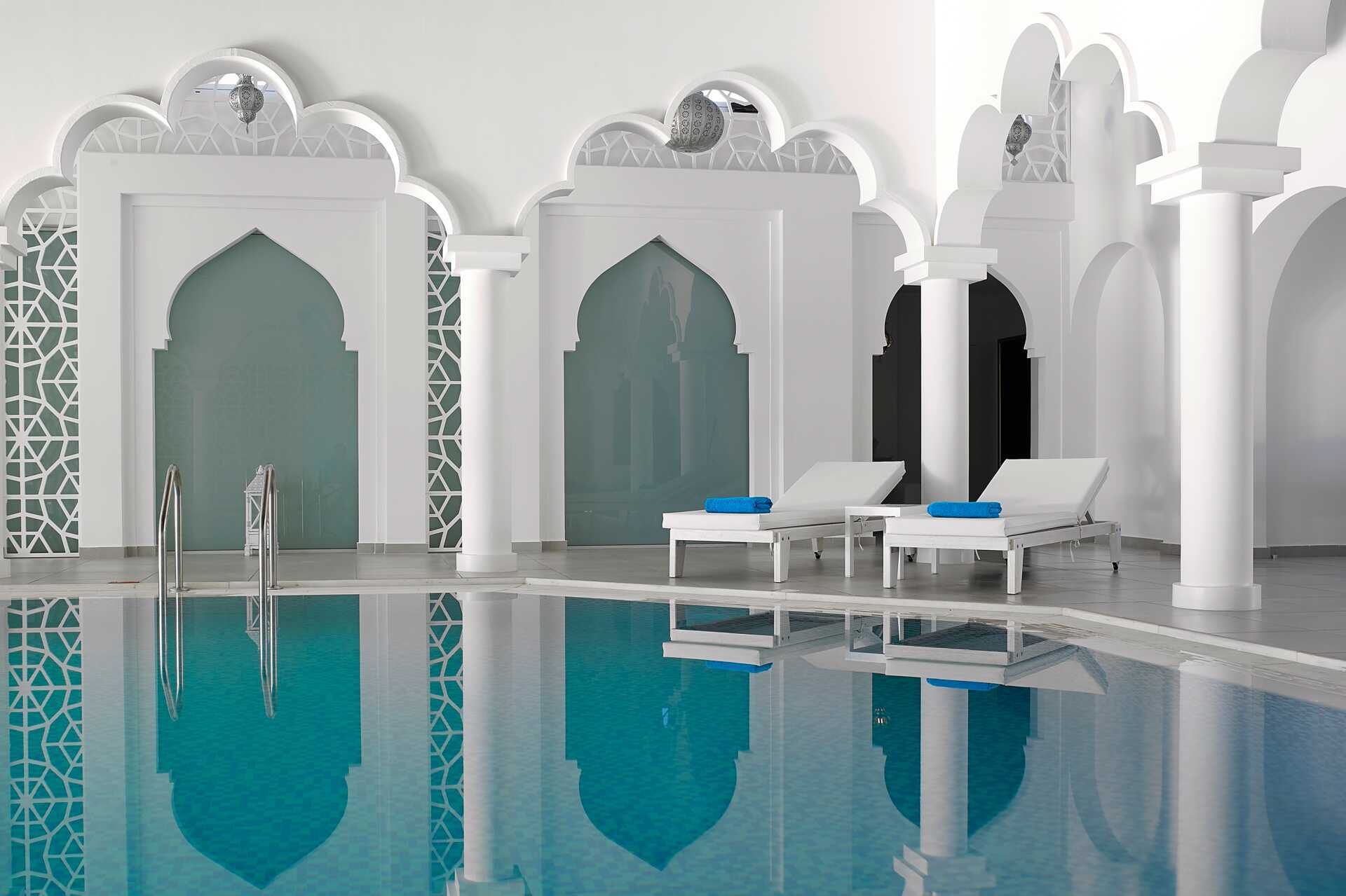 Sisäuima-allas Anemos Luxury Grand Resortissa Georgiopoliksessa Kreetalla.