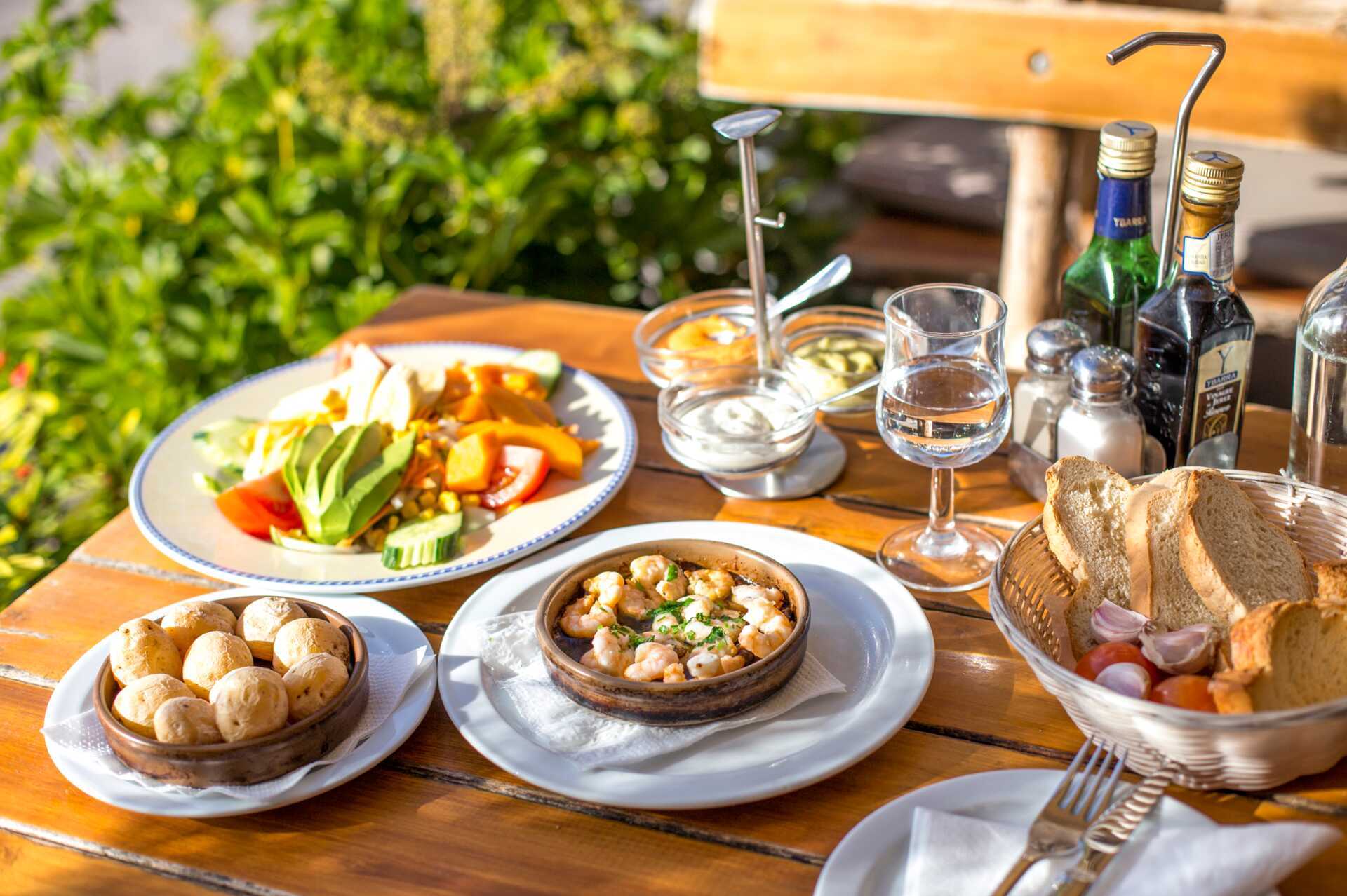 Papas arrugadas on Kanariansaarten erikoisuus.