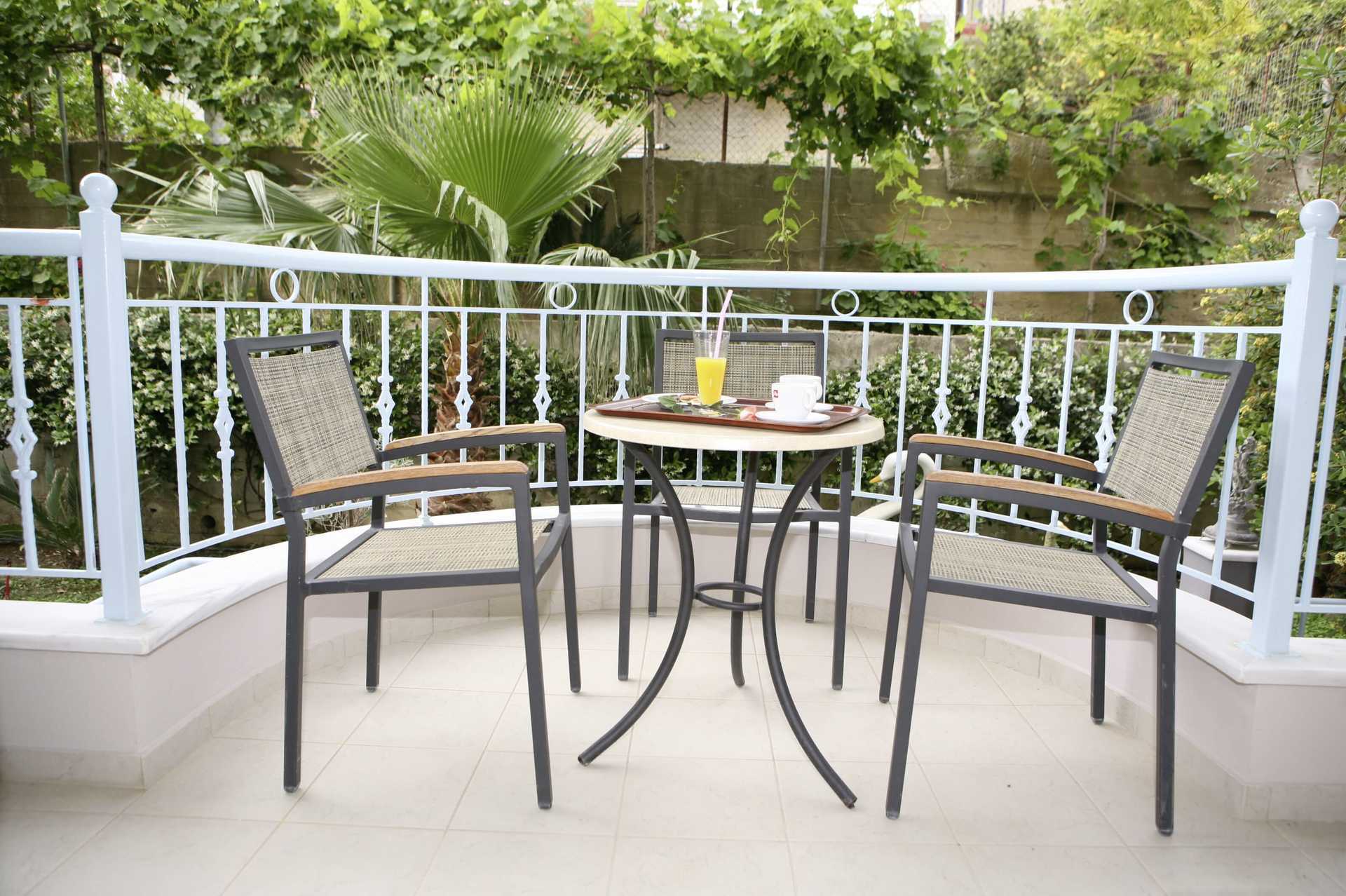 Ulkotila yhdessä hotelli Atlonin kaksioista Vrachosissa Kreikassa.