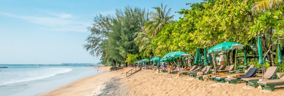 Läheinen ranta. Hotelli Baan Khaolak Beach Resort, Thaimaa.