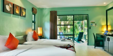 Kahden hengen huone. Hotelli Baan Khaolak Beach Resort, Thaimaa.