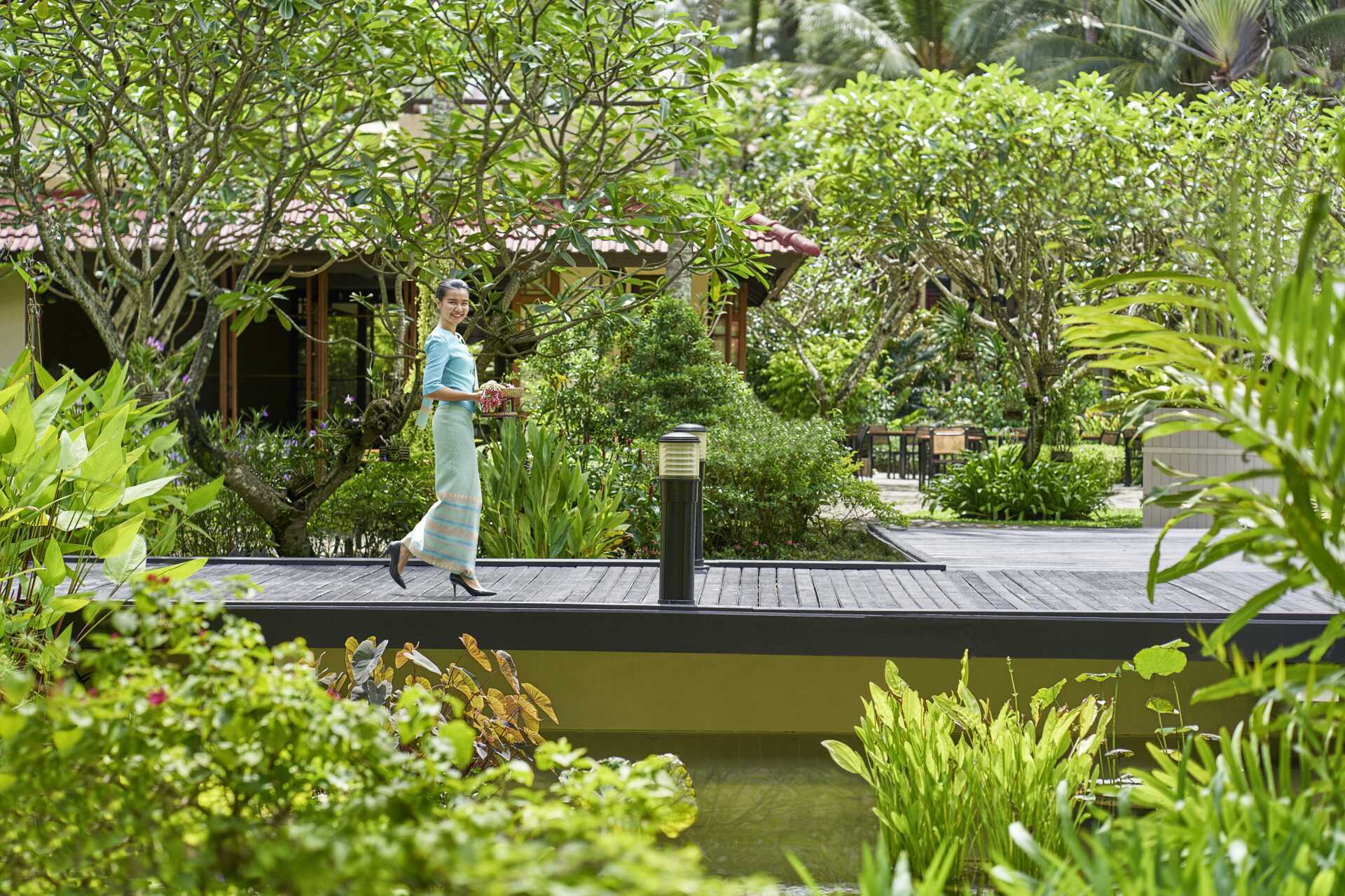 Hotelli Dusit Thani Laguna Phuket Bangtao Beachillä.