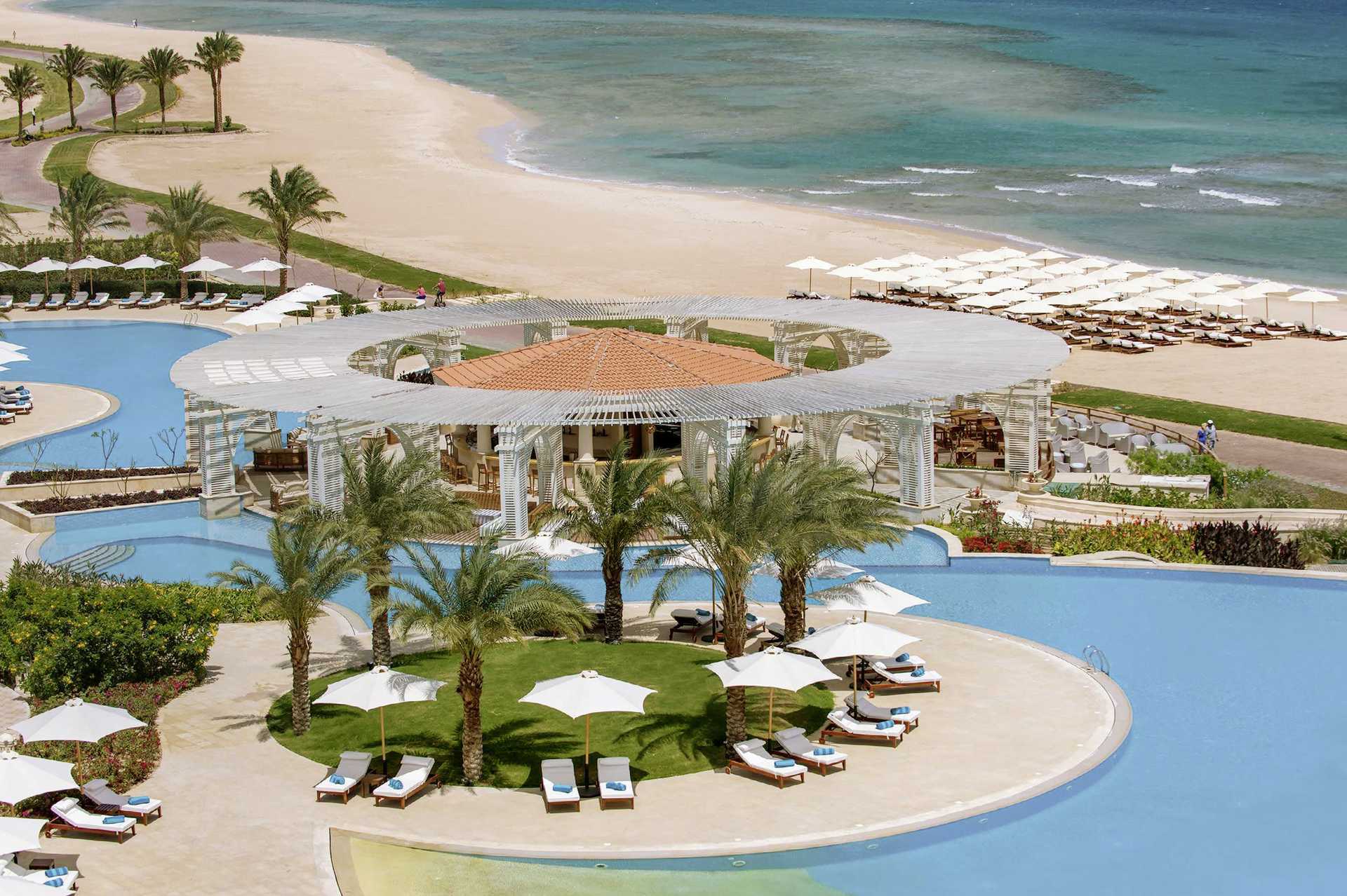 Uima-allas Hotelli Baron Palace Resortissa Sahl Hasheeshissa, Egyptissä.