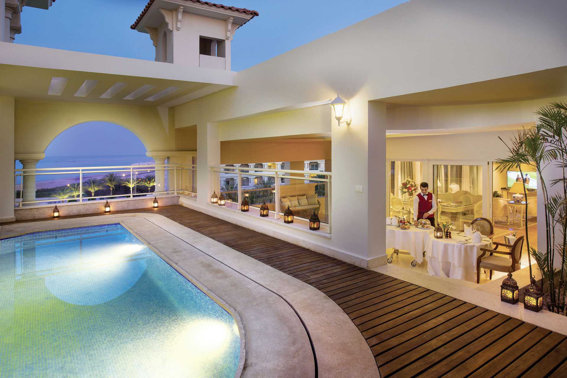 Uima-allas Hotelli Baron Palace Resortissa Sahl Hasheeshissa, Egyptissä.