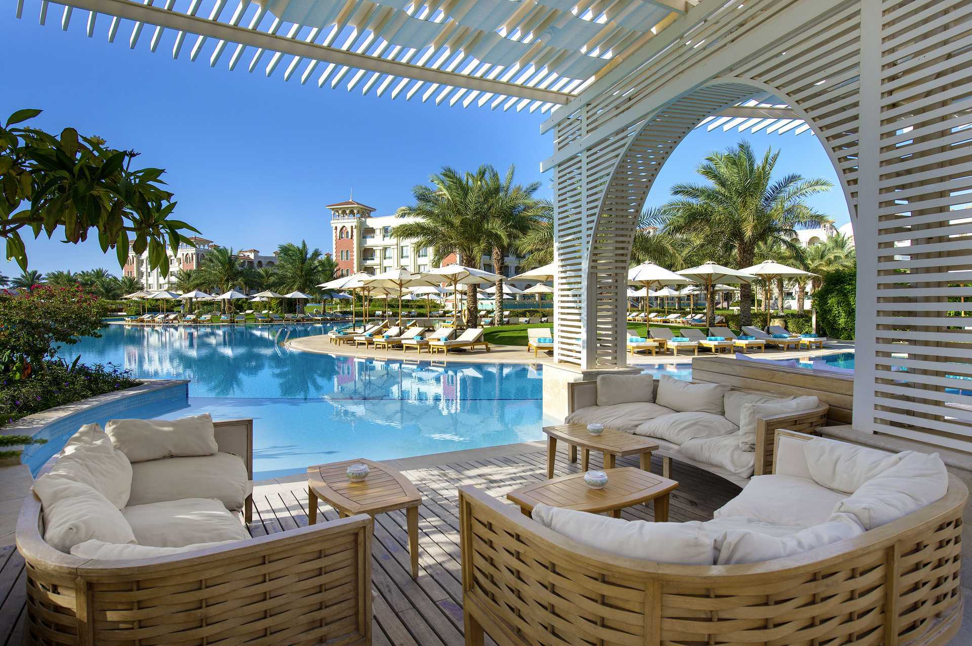 Allasbaari infinity-altaalla hotelli Baron Palace Resortissa Sahl Hasheeshissa, Egyptissä.