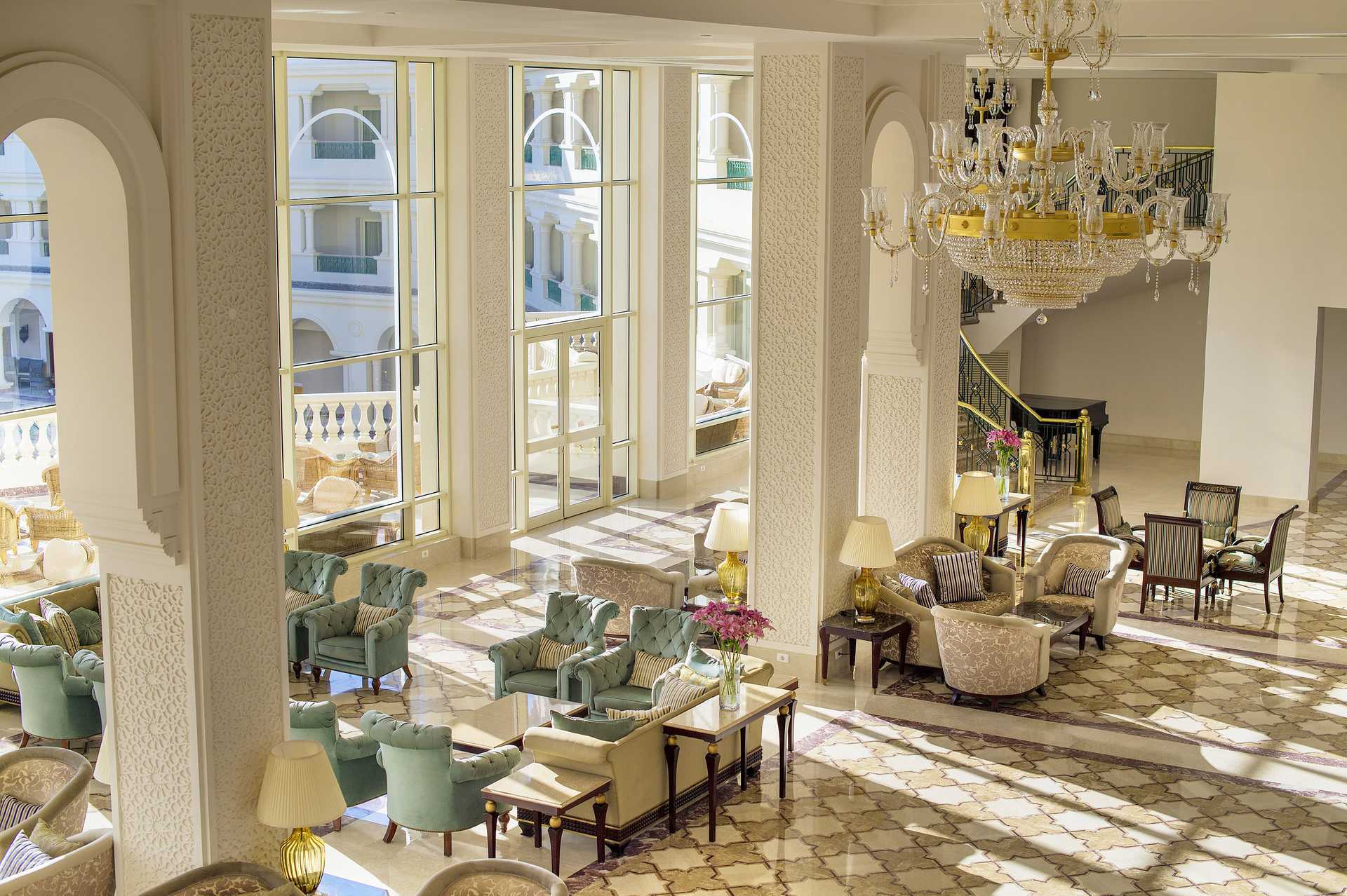 Hotelli Baron Palace Resortin aula Sahl Hasheeshissa, Egyptissä.