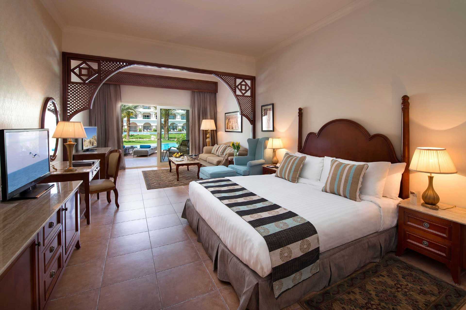 Deluxe-sviitti jaetulla uima-altaalla Hotelli Baron Palace Resortissa Sahl Hasheeshissa, Egyptissä.