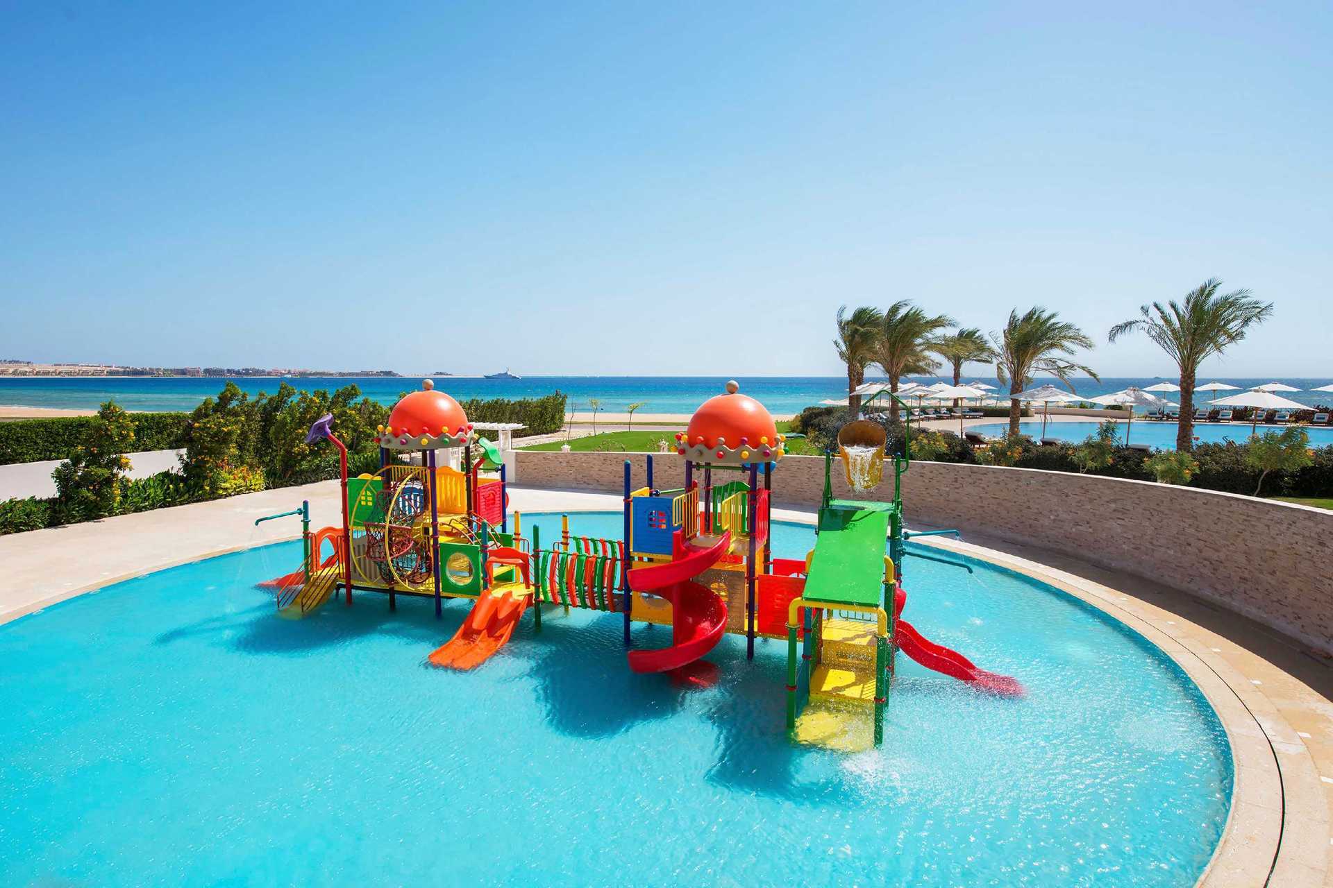 Lastenallas Hotelli Baron Palace Resortissa Sahl Hasheeshissa, Egyptissä.