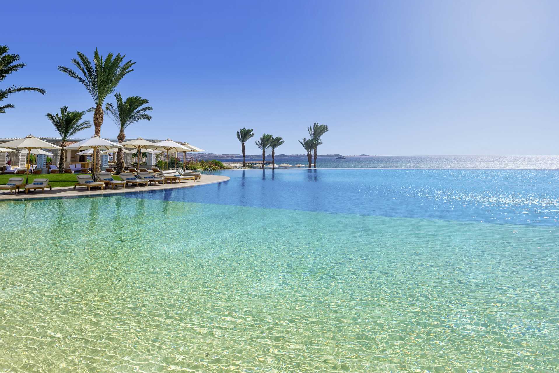 Uima-allas Hotelli Baron Palace Resortissa Sahl Hasheeshissa, Egyptissä.