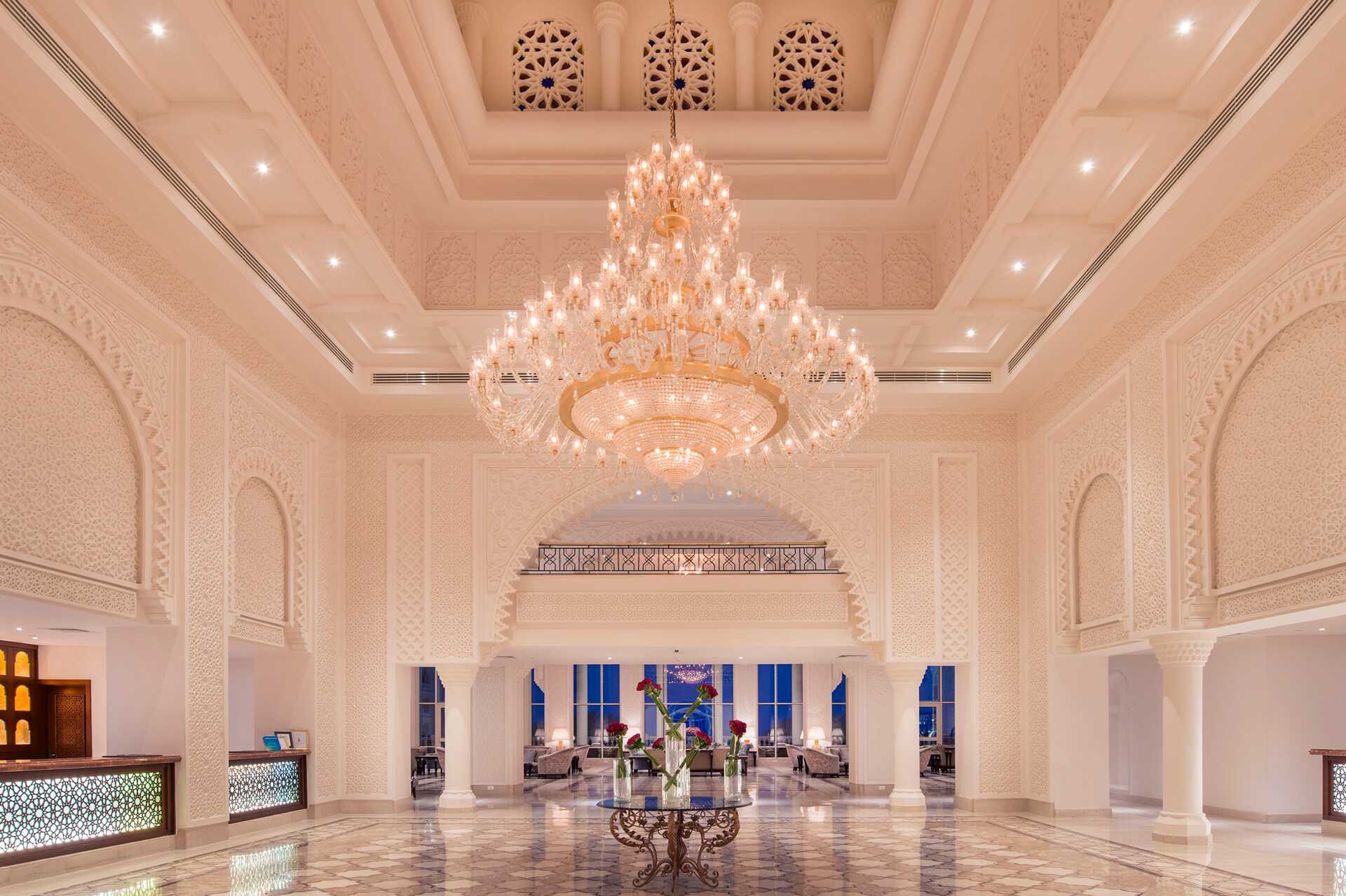 Hotelli Baron Palace Resortin aula Sahl Hasheeshissa, Egyptissä.