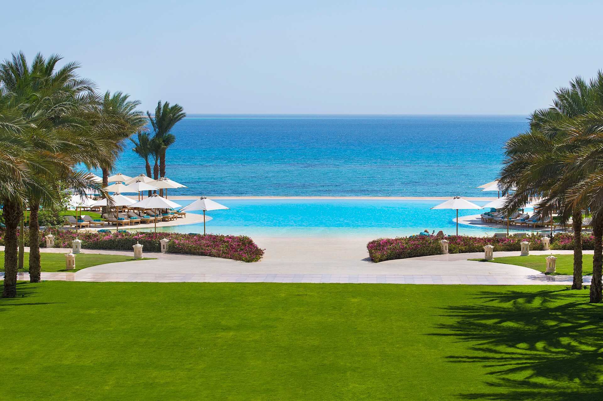 Uima-allas Hotelli Baron Palace Resortissa Sahl Hasheeshissa, Egyptissä.