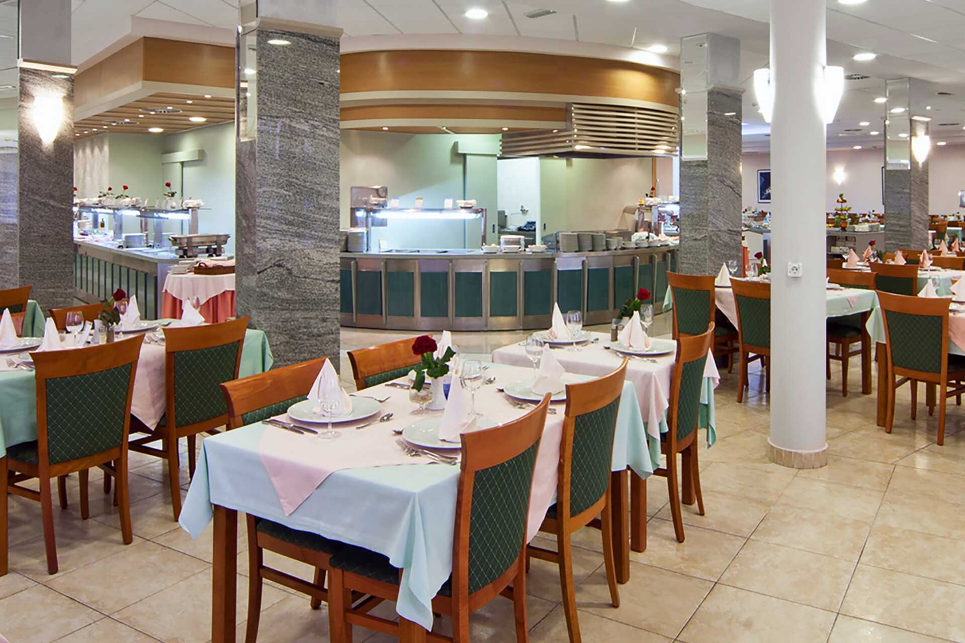 Hotelli Bluesun Afroditan buffetravintola Tucepissä, Kroatiassa.