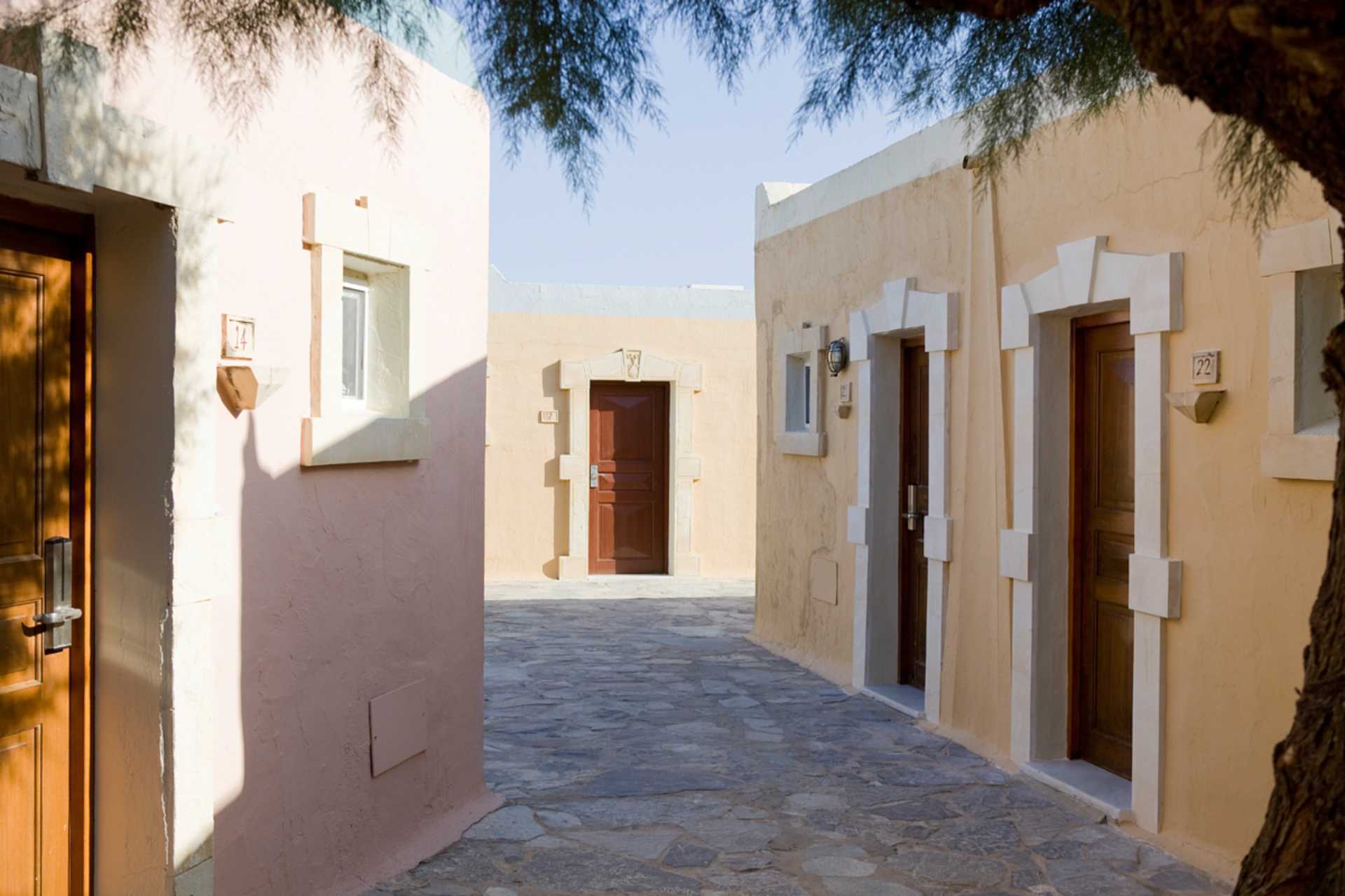 Bungalow-maisia rakennuksia Hotelli Aquila Rithymna Beachillä Kreetalla, Kreikassa.