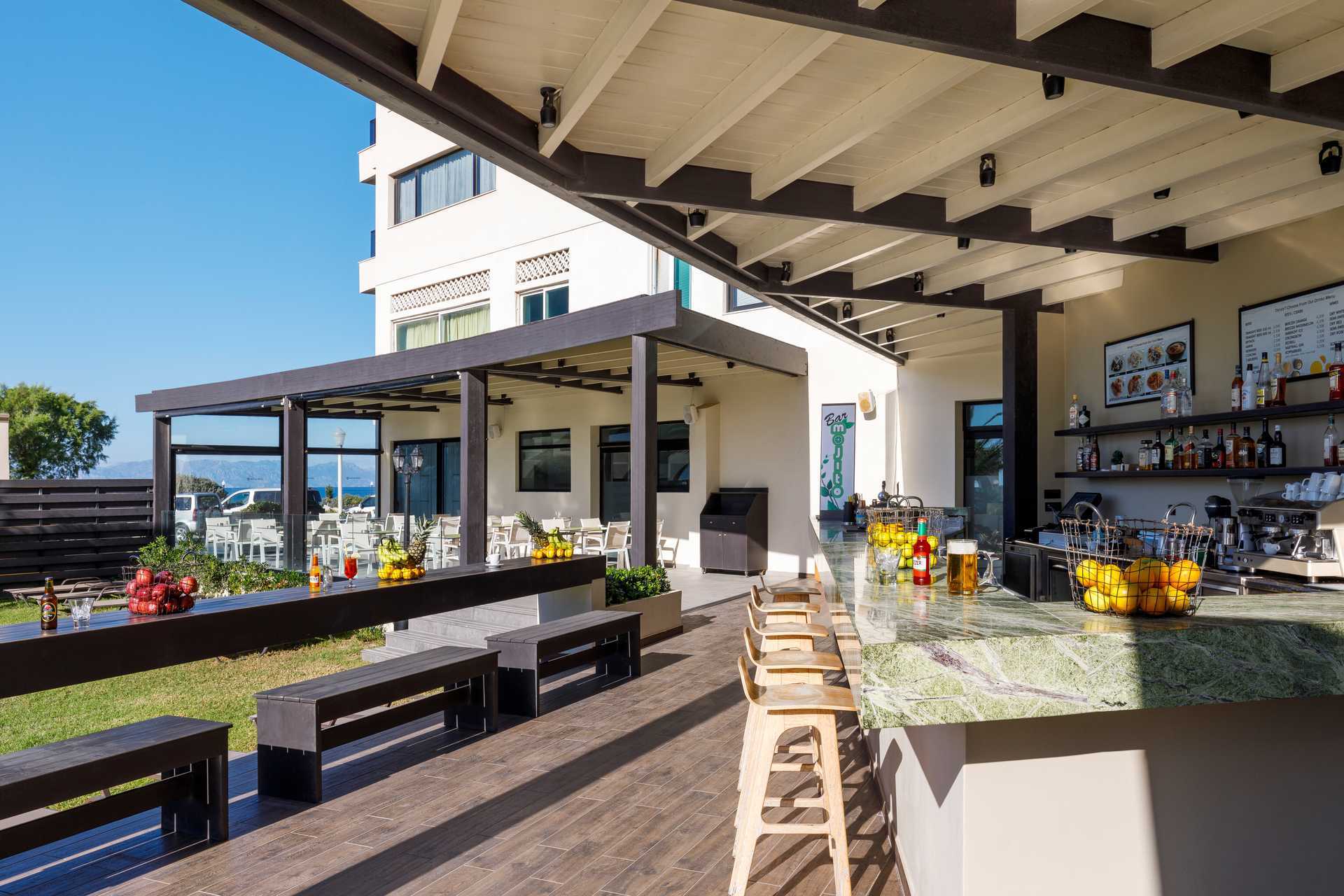 Allasbaari Hotelli Cactuksessa Rodoksen kaupungissa Kreikassa.