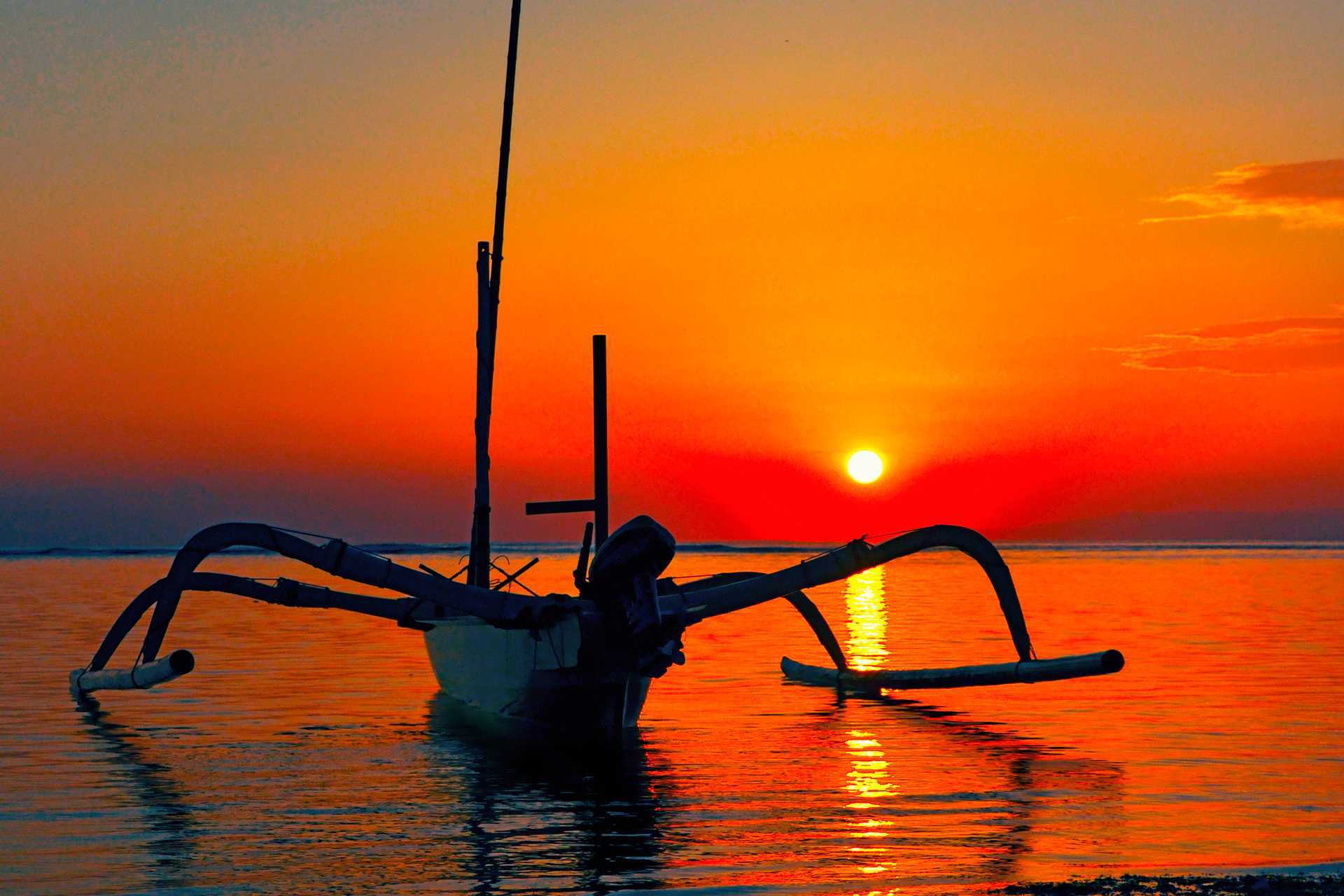 Auringonlasku. Candi Dasa, Bali.