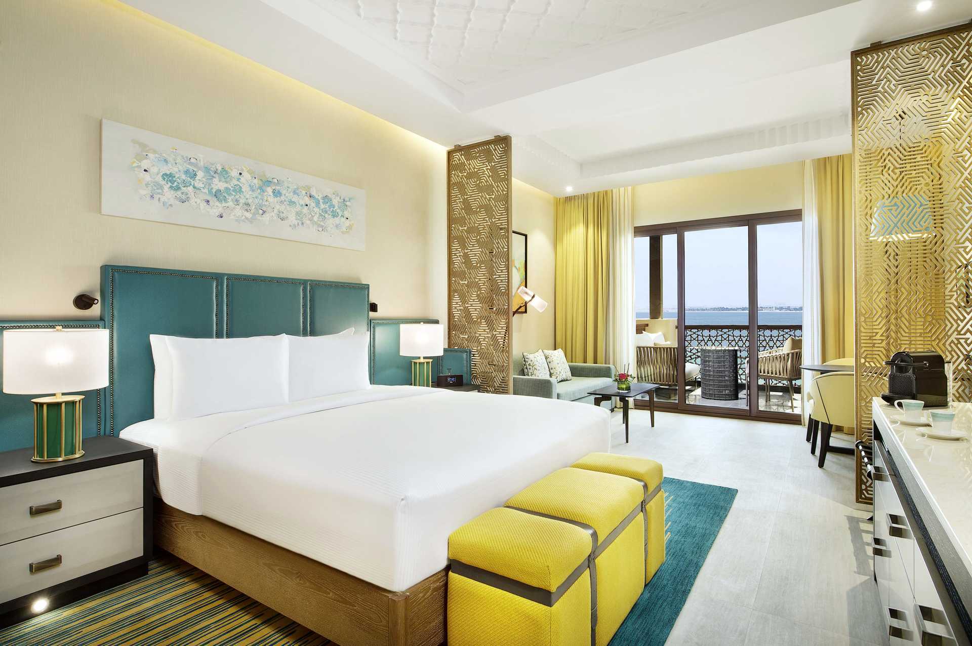 Club-huone Doubletree by Hilton Marjan Island -hotellissa Ras al Khaimahissa.