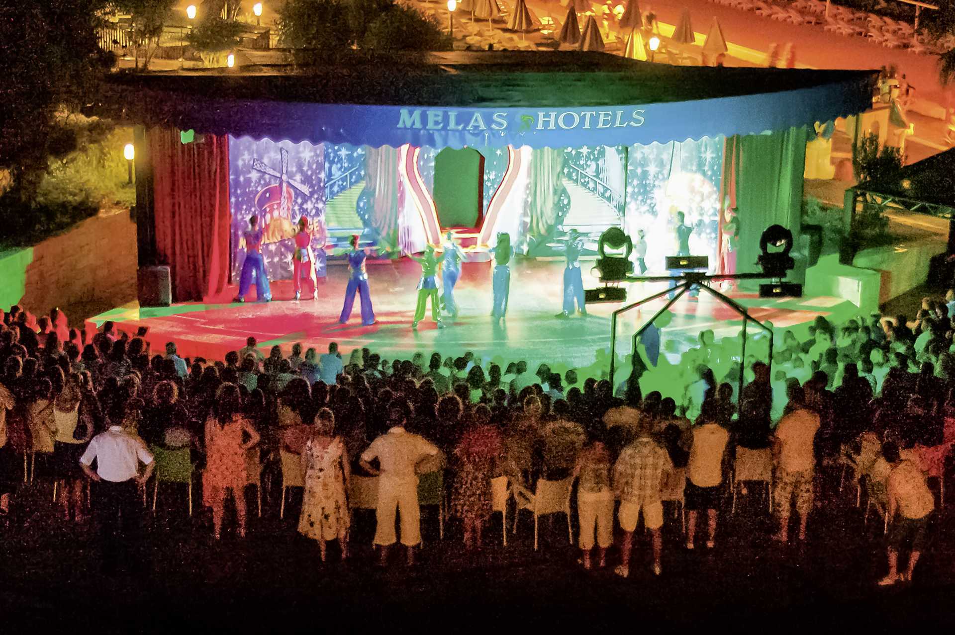 Iltaviihdettä Melas Holiday Village -hotellissa Sidessa, Turkissa.