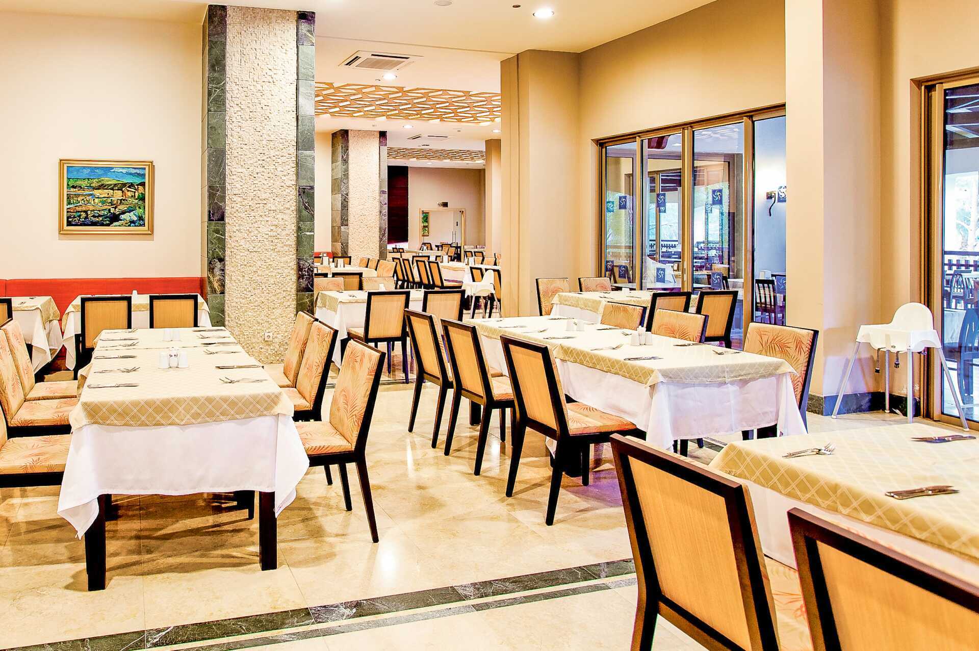 Ravintola hotelli Melas Holiday Villagessa Sidessa, Turkissa.