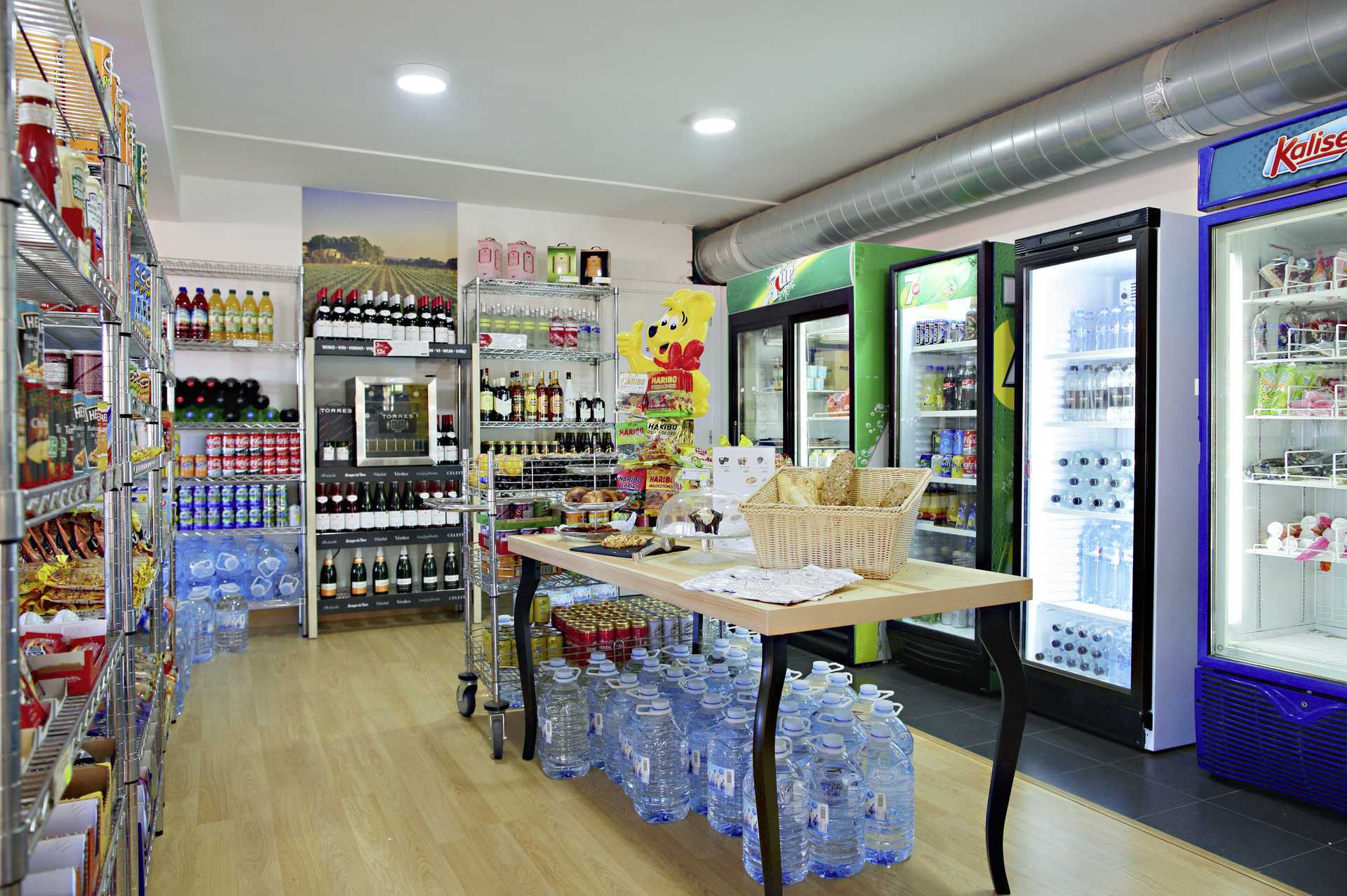 Supermarket Hotel Los Alisiosissa Los Cristianosissa Teneriffalla.