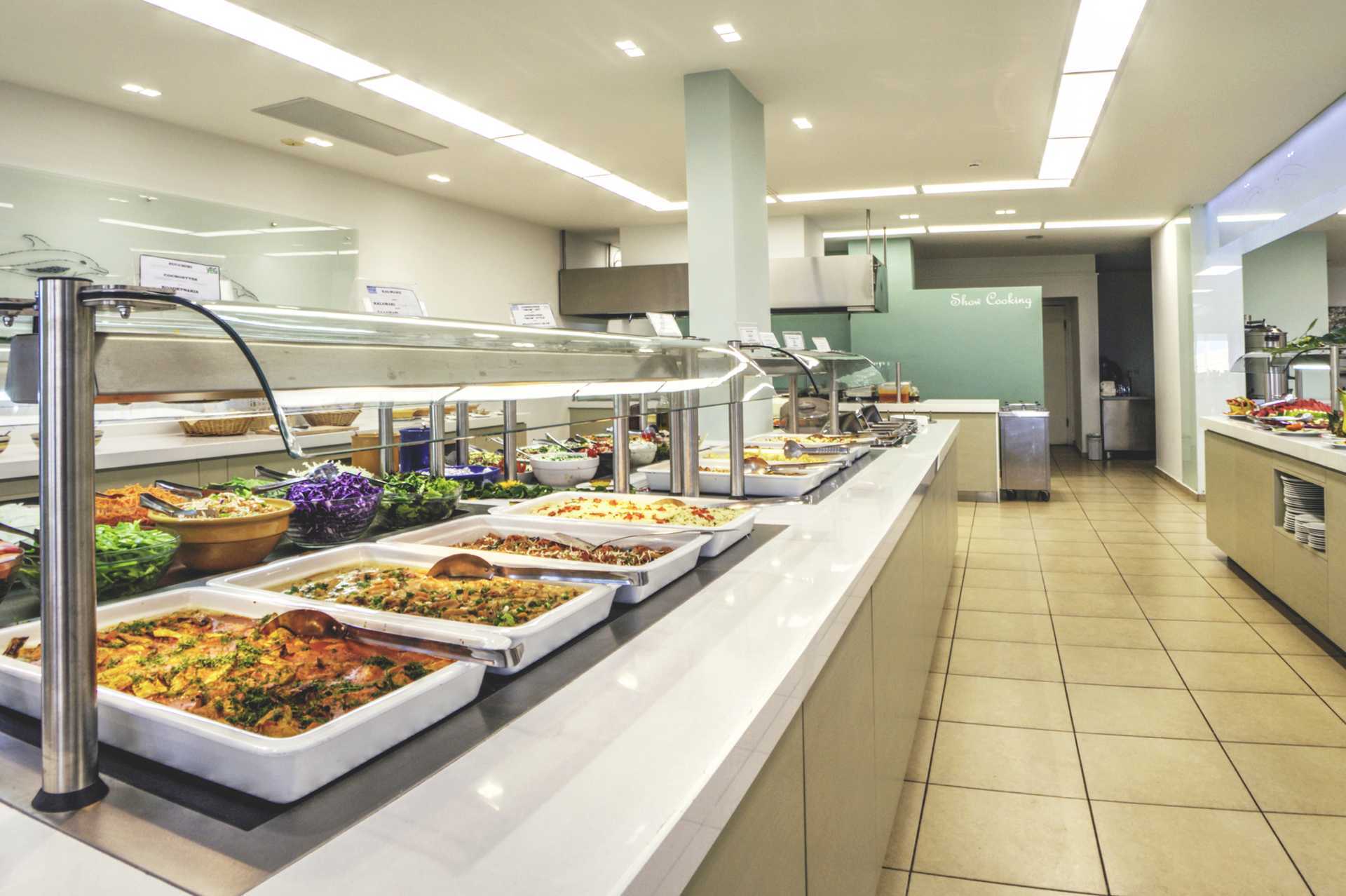 Buffet Hotelli Delfinian pääravintolassa Moraitikassa Korfulla, Kreikassa.