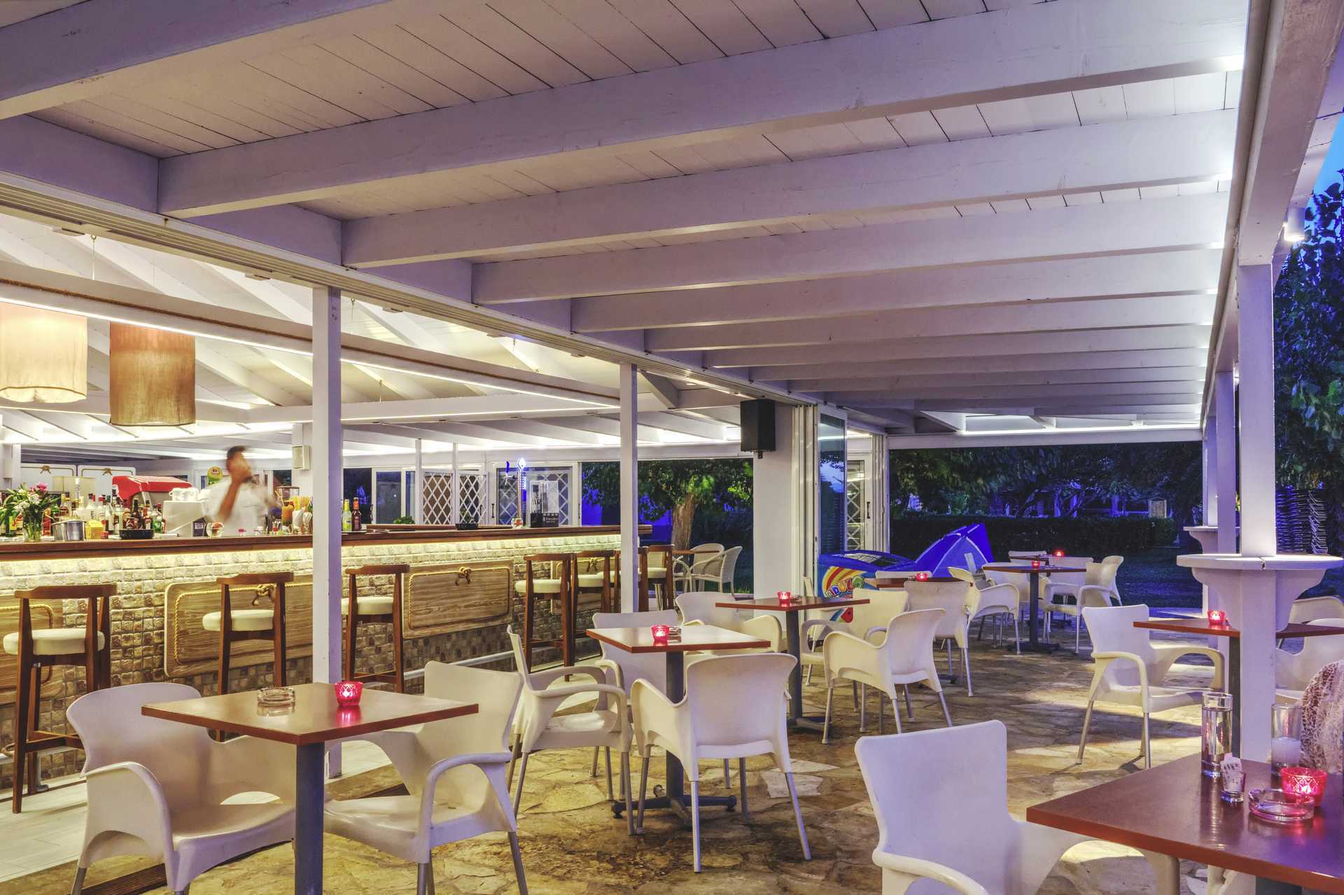 Hotelli Delfinian rantabaari Moraitikassa Korfulla, Kreikassa.