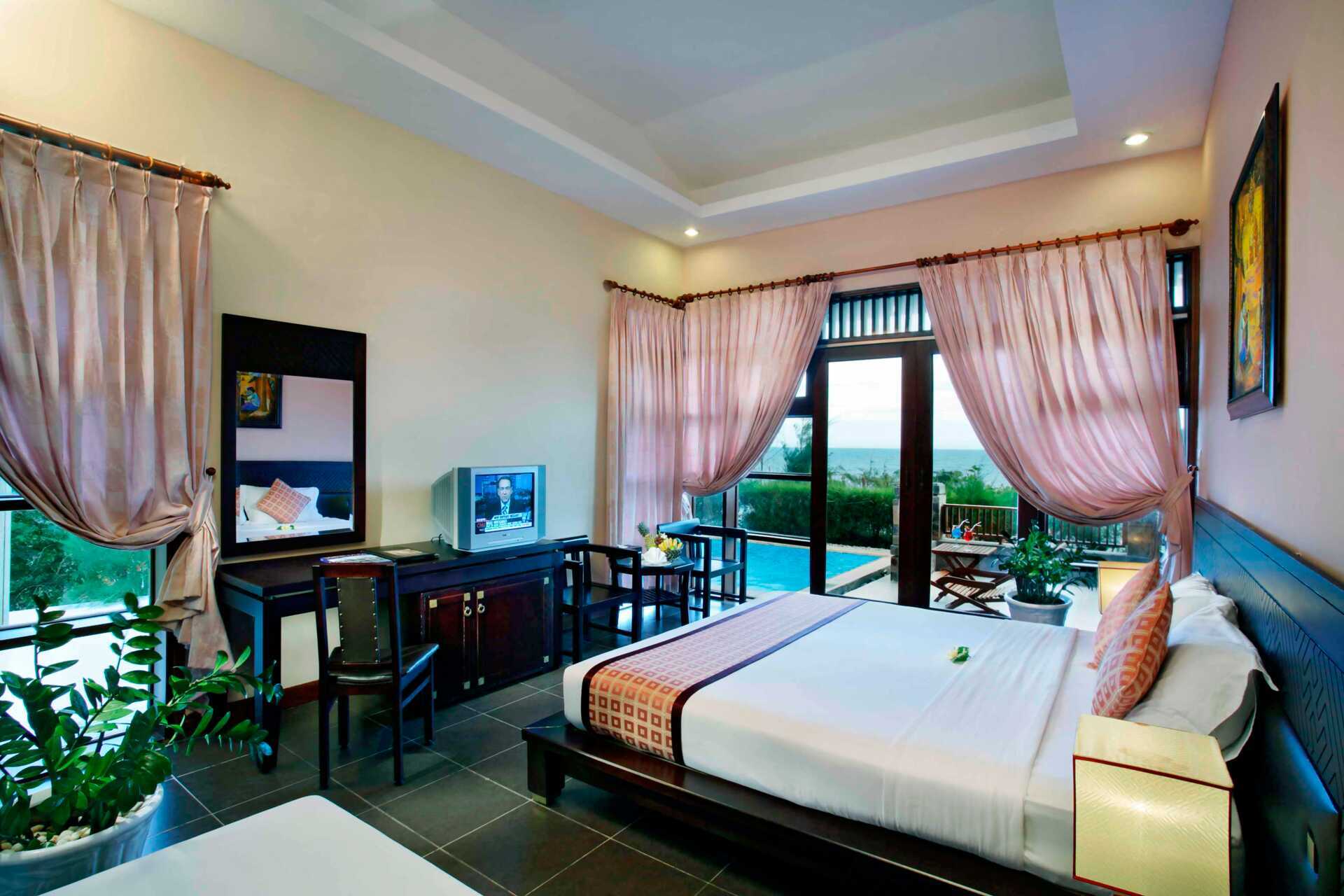 Deluxe-bungalow-huone Hotelli Romana Resortissa Phan Thietissä, Vietnamissa.