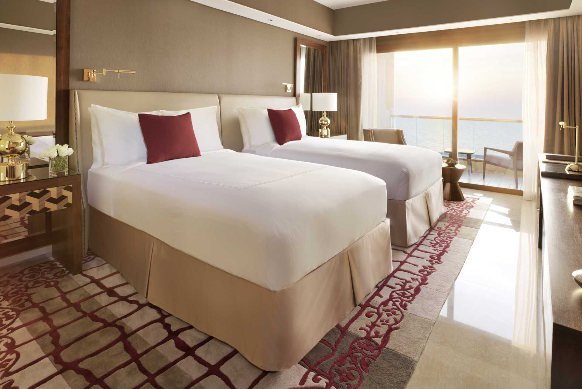 Deluxe-huone Fairmont Ajmanissa.