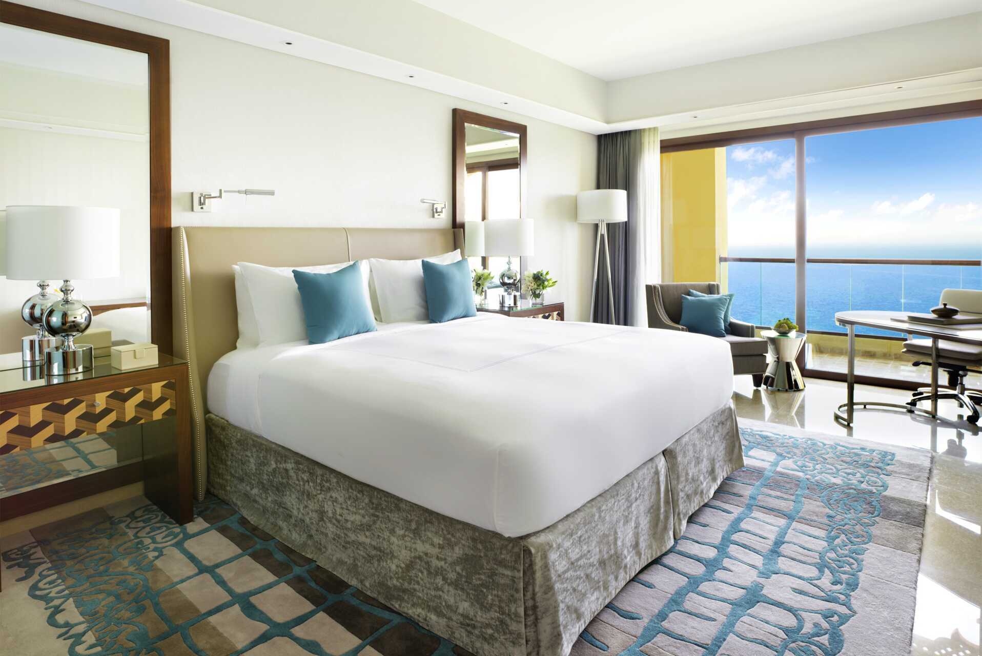 Deluxe-huone Fairmont Ajmanissa.