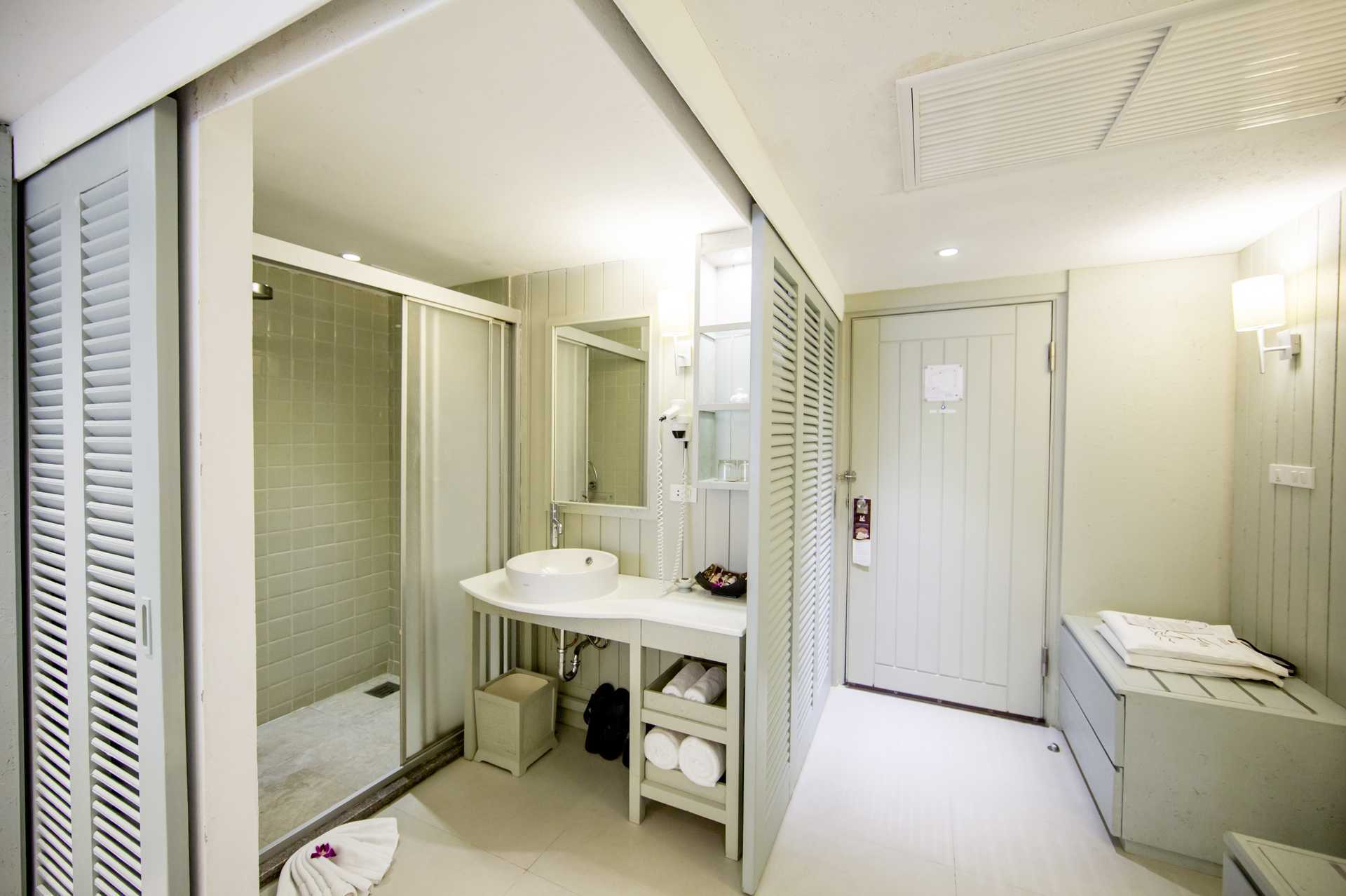 Deluxe-huone hotelli Katathani Phuket Beach Resortissa, Thaimaassa.