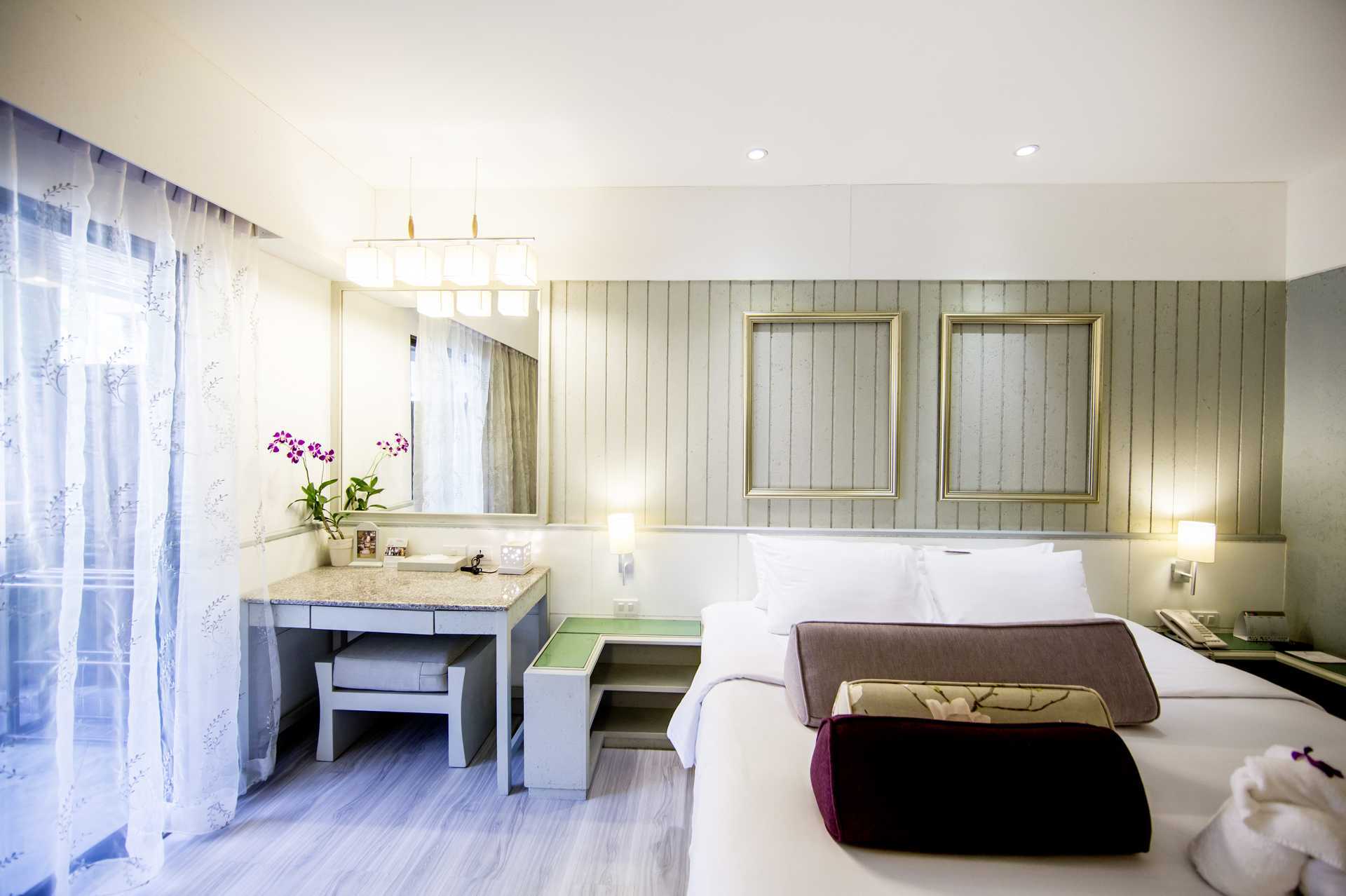 Deluxe-huone hotelli Katathani Phuket Beach Resortissa, Thaimaassa.