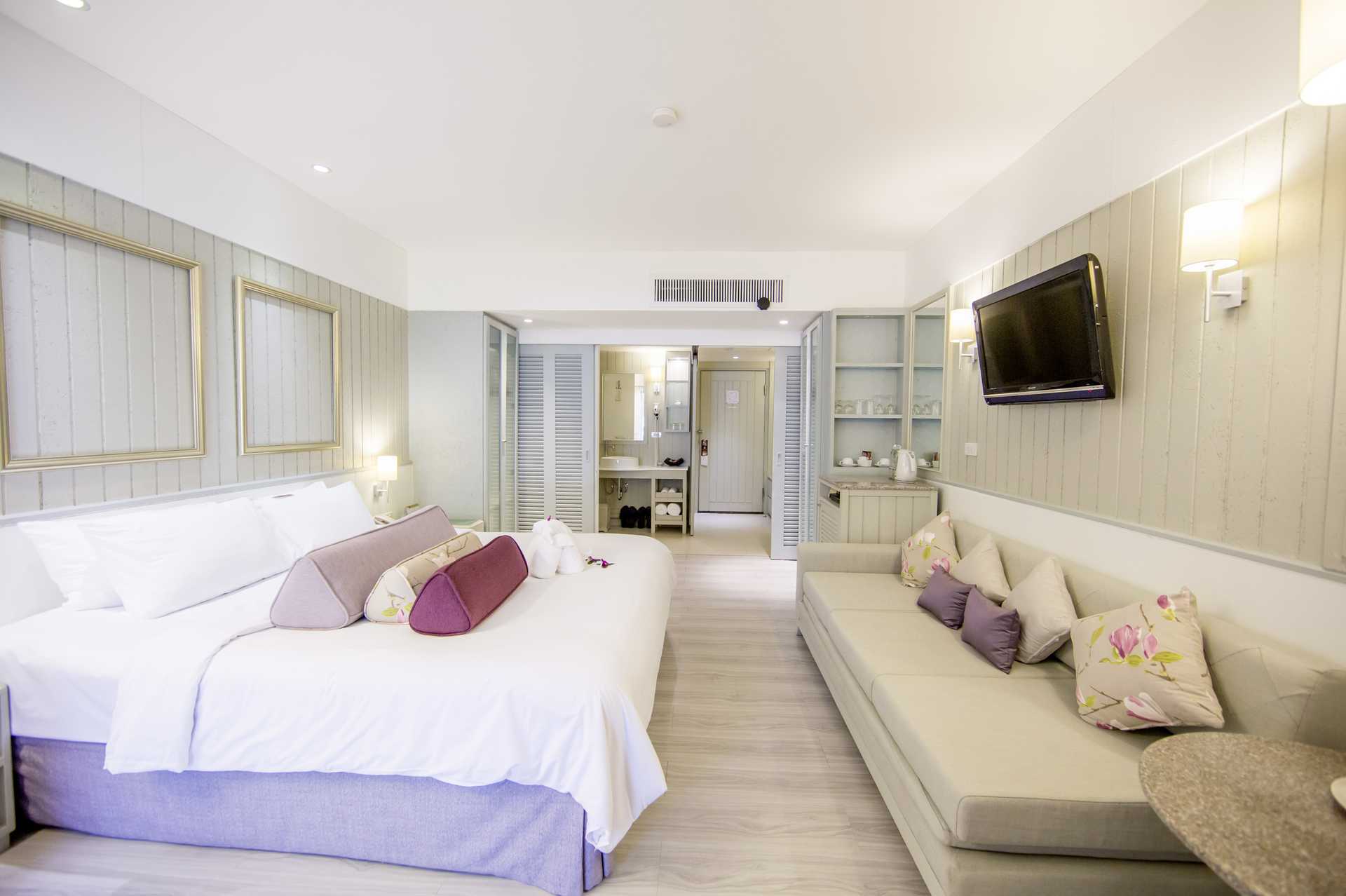 Deluxe-huone hotelli Katathani Phuket Beach Resortissa, Thaimaassa.