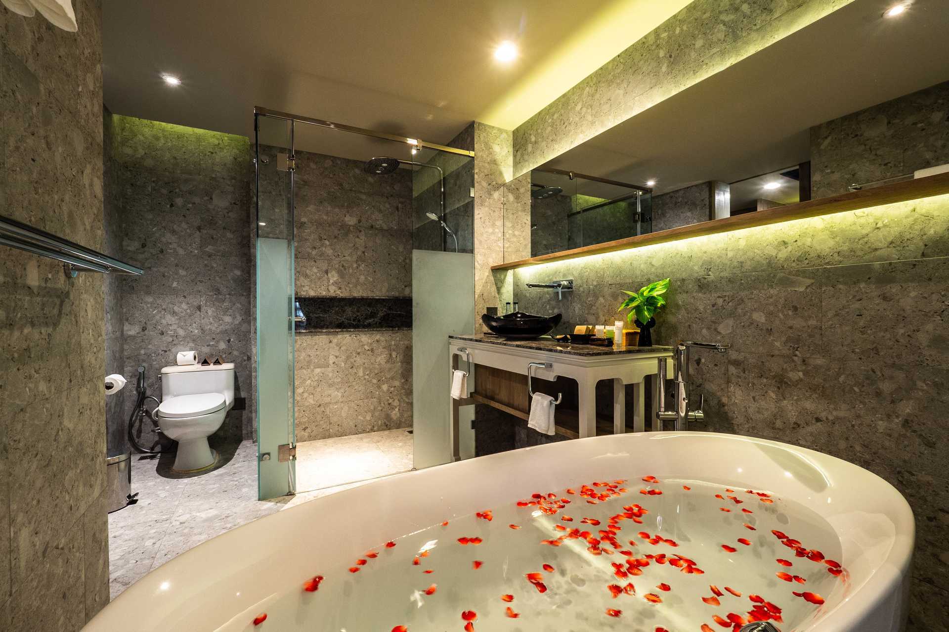 Deluxe-huone, hotelli La Flora Khao Lak, Khao Lakissa, Thaimaassa.