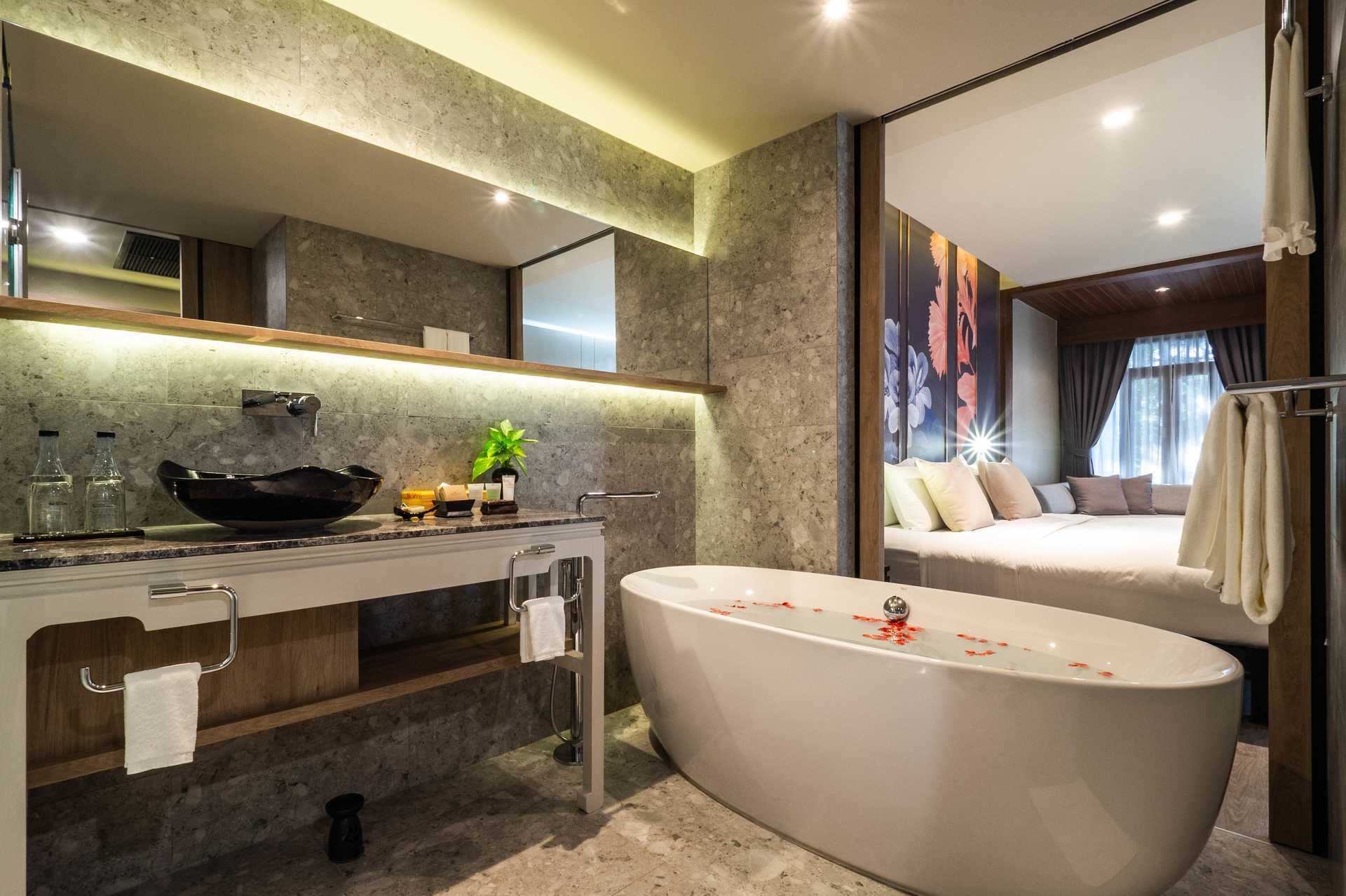 Deluxe-huone, hotelli La Flora Khao Lak, Khao Lakissa, Thaimaassa.