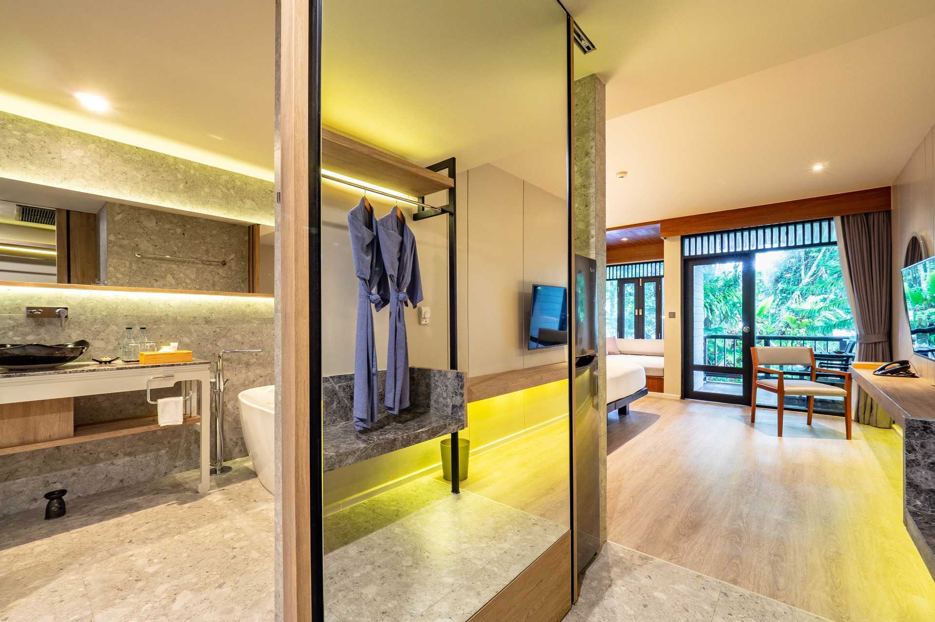 Deluxe-huone, hotelli La Flora Khao Lak, Khao Lakissa, Thaimaassa.