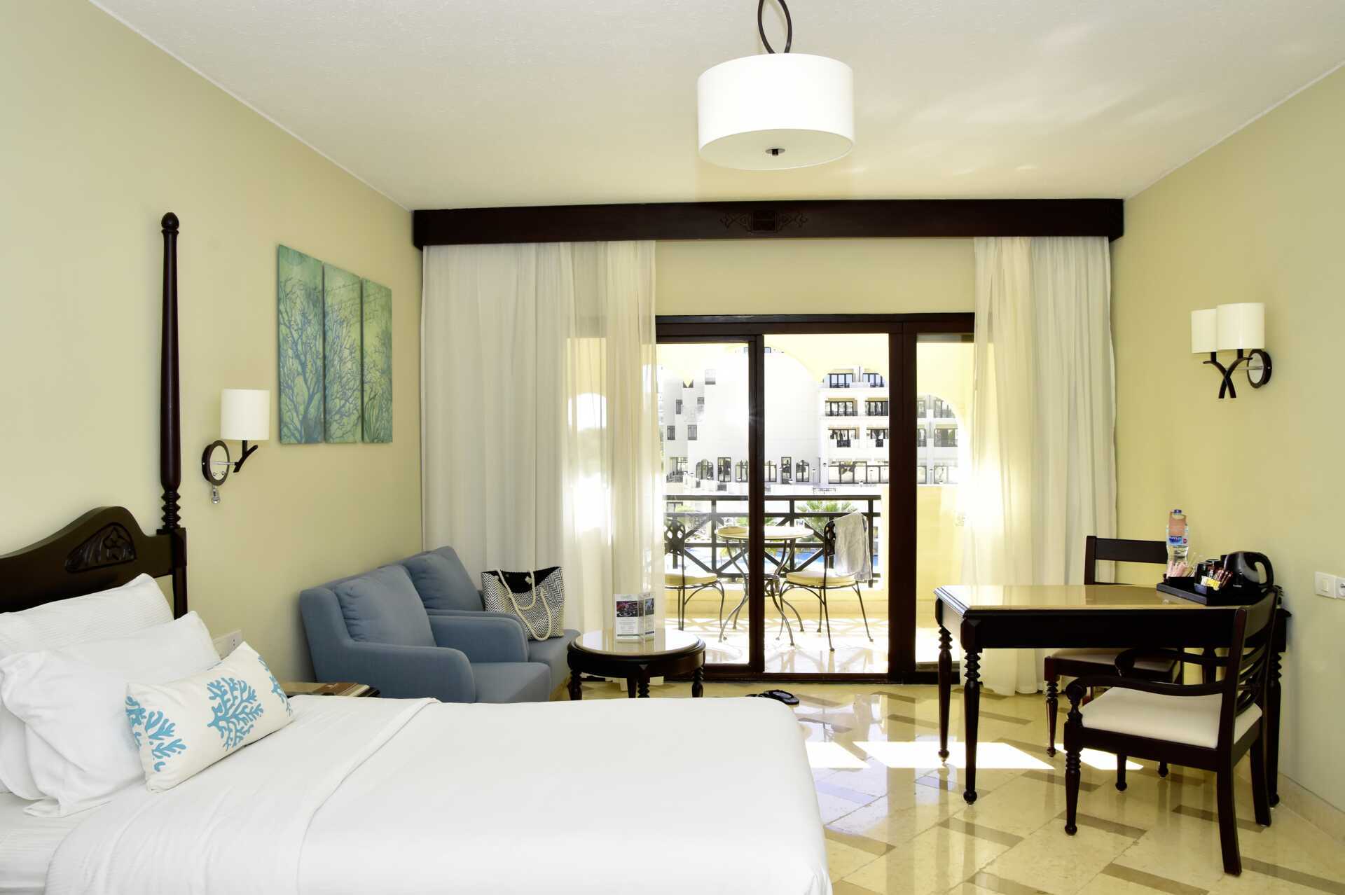 Deluxe-huone Hotelli Steigenberger Al Dau Beachissä Hurghadassa, Egyptissä.