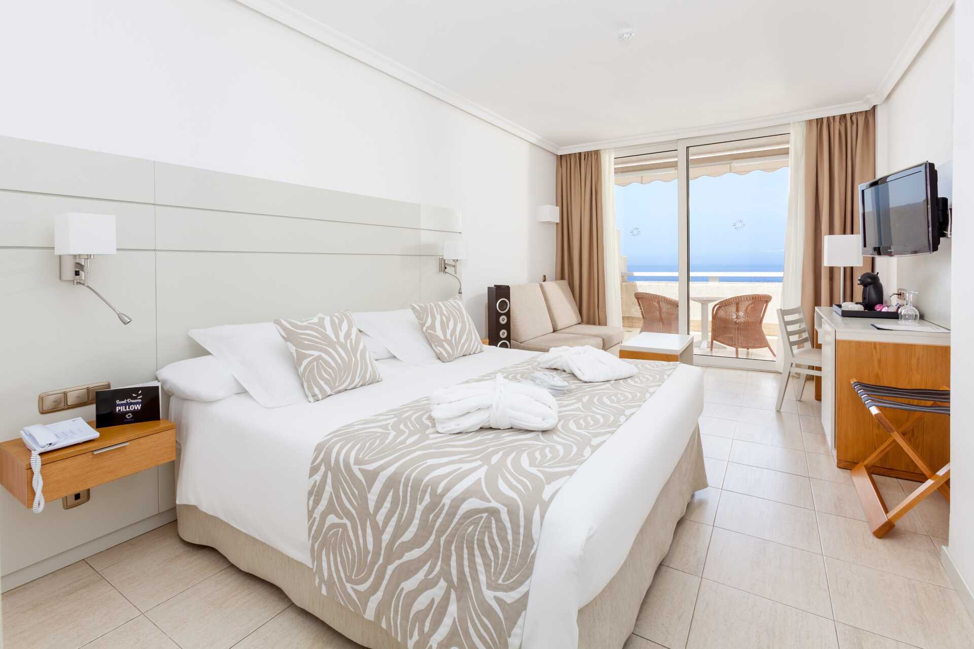 Deluxe-huone hotellissa Landmar Playa de la Arena, Teneriffalla, Kanariansaarilla.