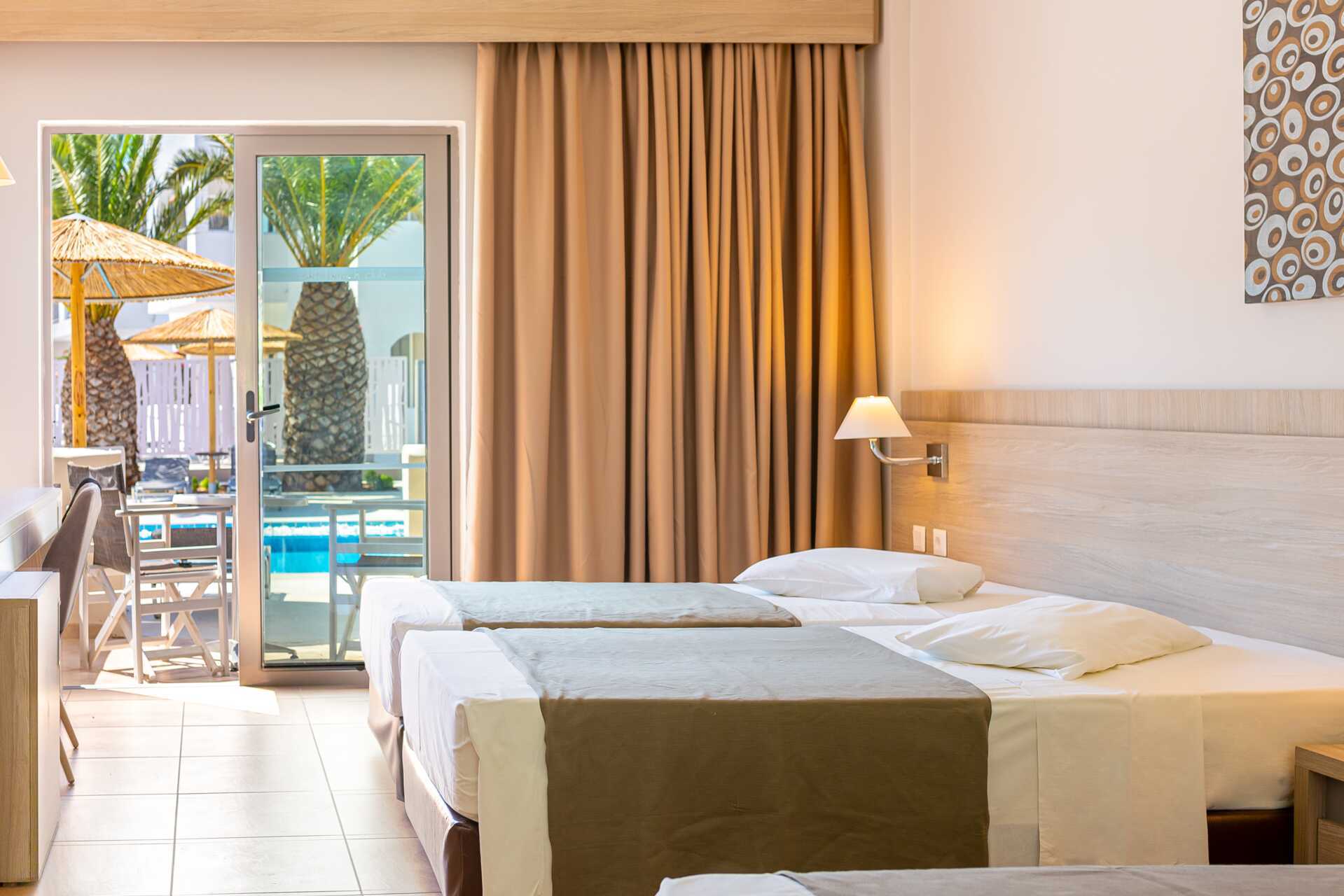 Deluxe-huone jaetulla uima-altaalla Hotel Akti Beach Clubissa Kosilla, Kreikassa.