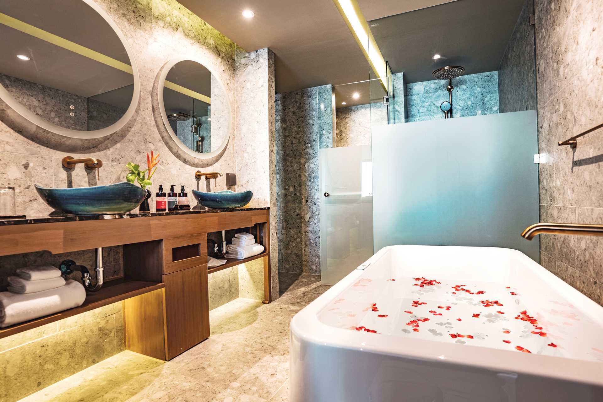 Deluxe-huone porealtaalla Hotel La Flora Khao Lakissa Khao Lakissa, Thaimaassa.