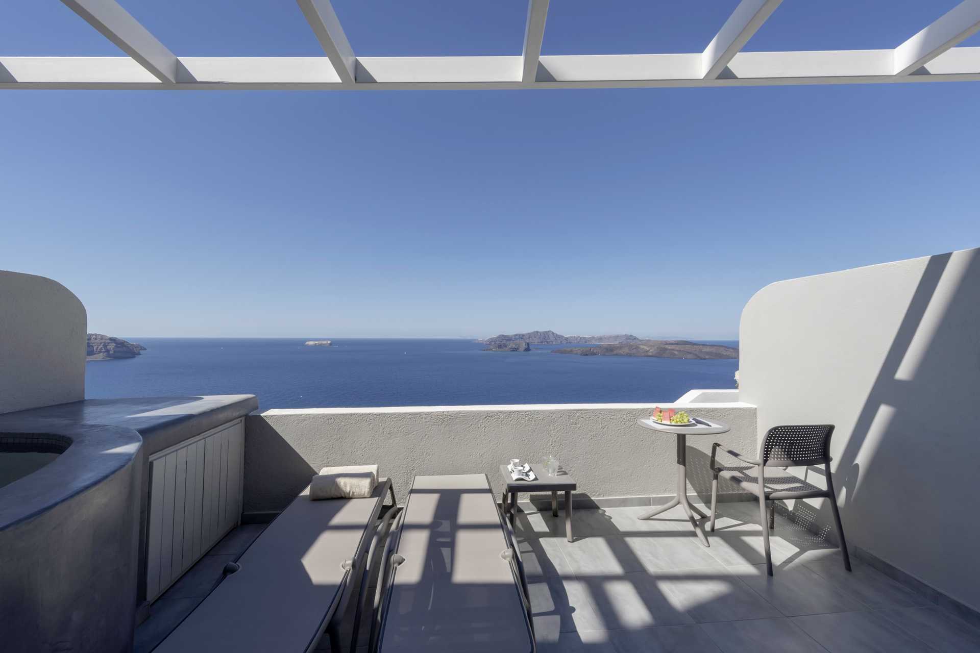 Deluxe-huoneet Caldera's Dolphin Suitesissa Santorinissa, Kreikassa.