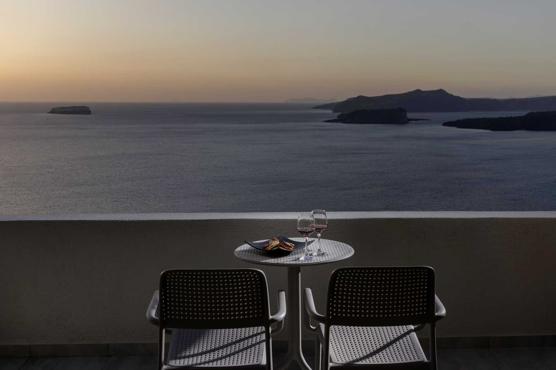 Deluxe-huoneet Caldera's Dolphin Suitesissa Santorinissa, Kreikassa.