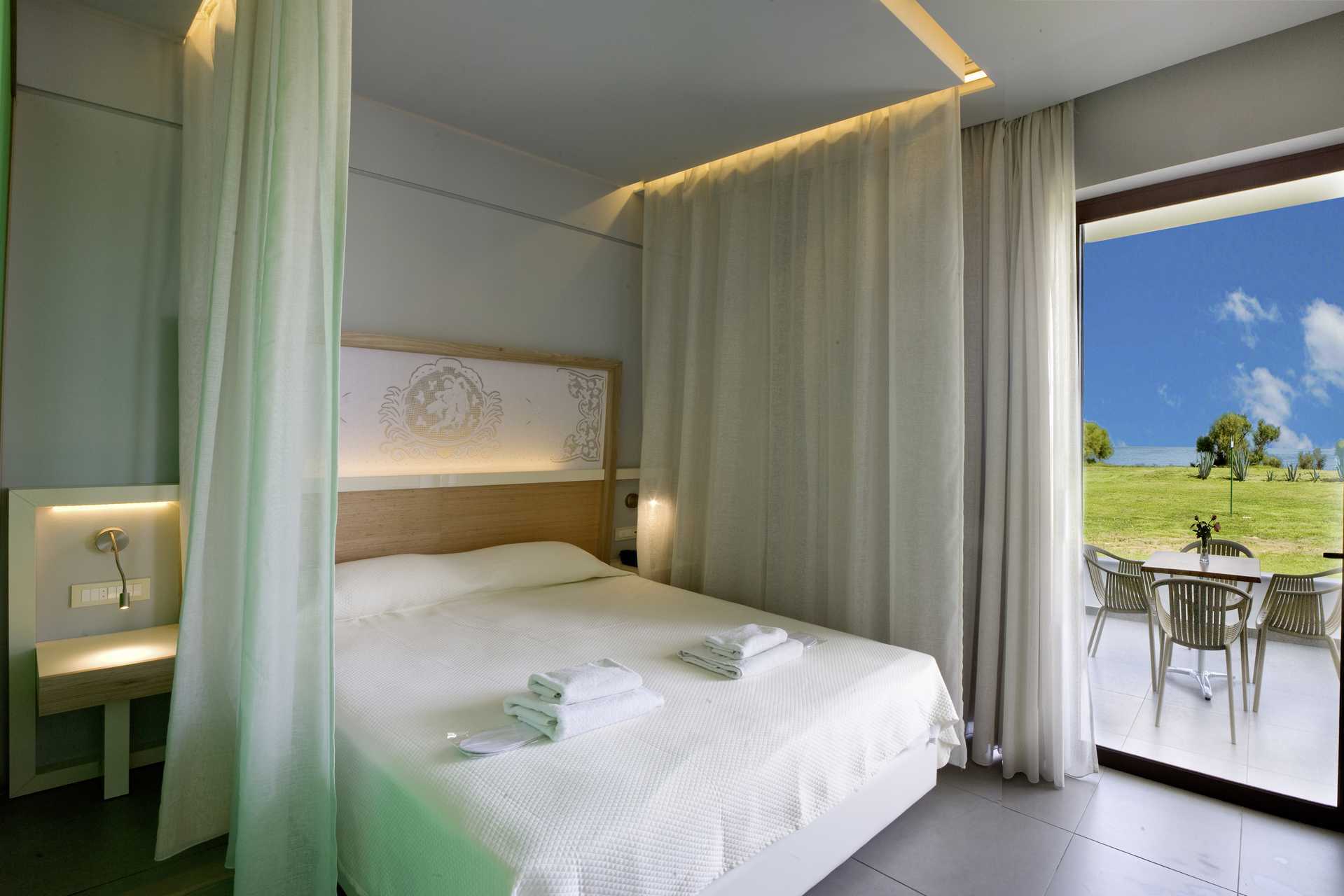 Deluxe-kaksio Hotelli Geranotis Beachissä Plataniaksessa, Kreetalla.
